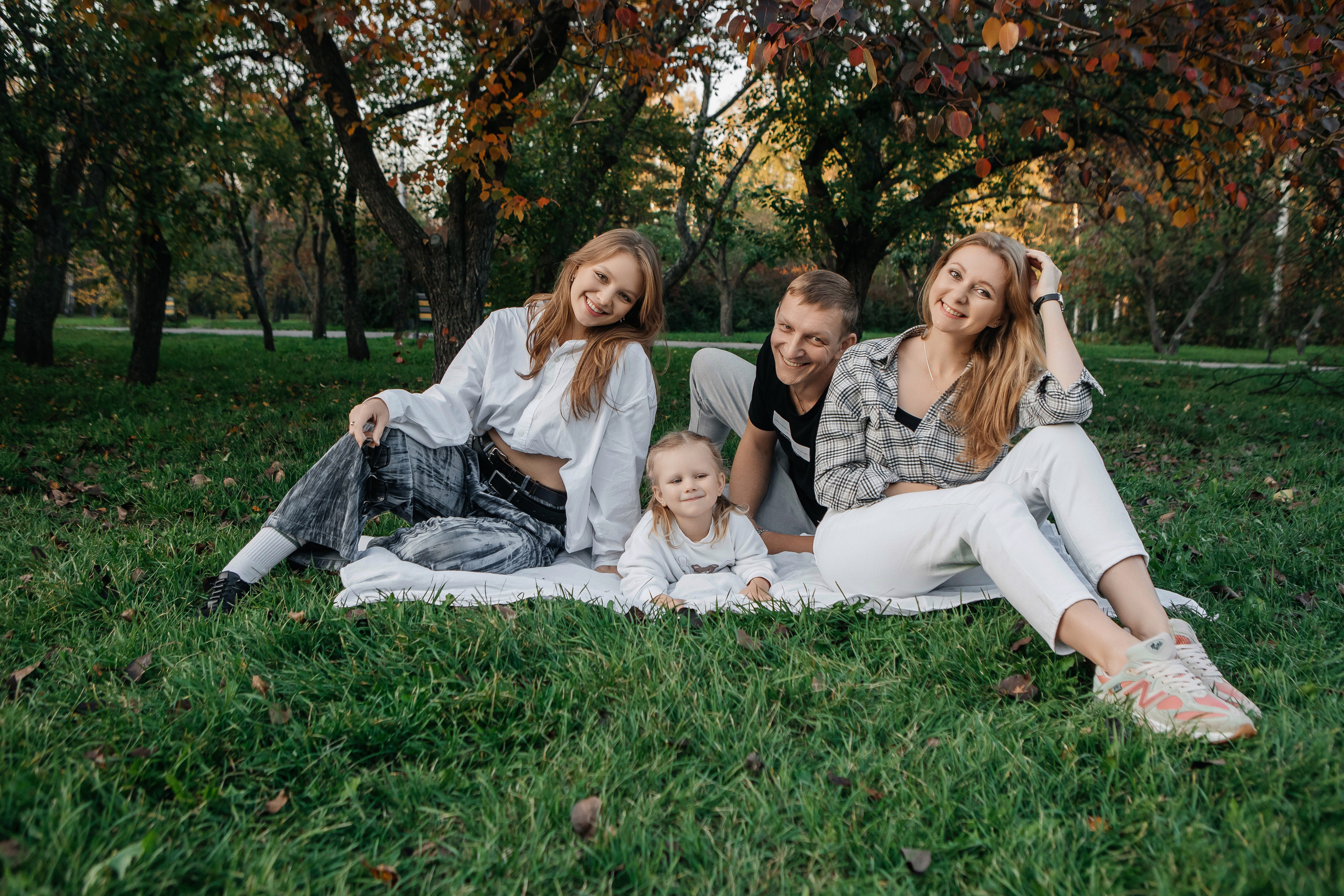 Семейная прогулочная фотосессия. Свадебный и семейный фотограф Ибрагимова Мария из Екатеринбурга