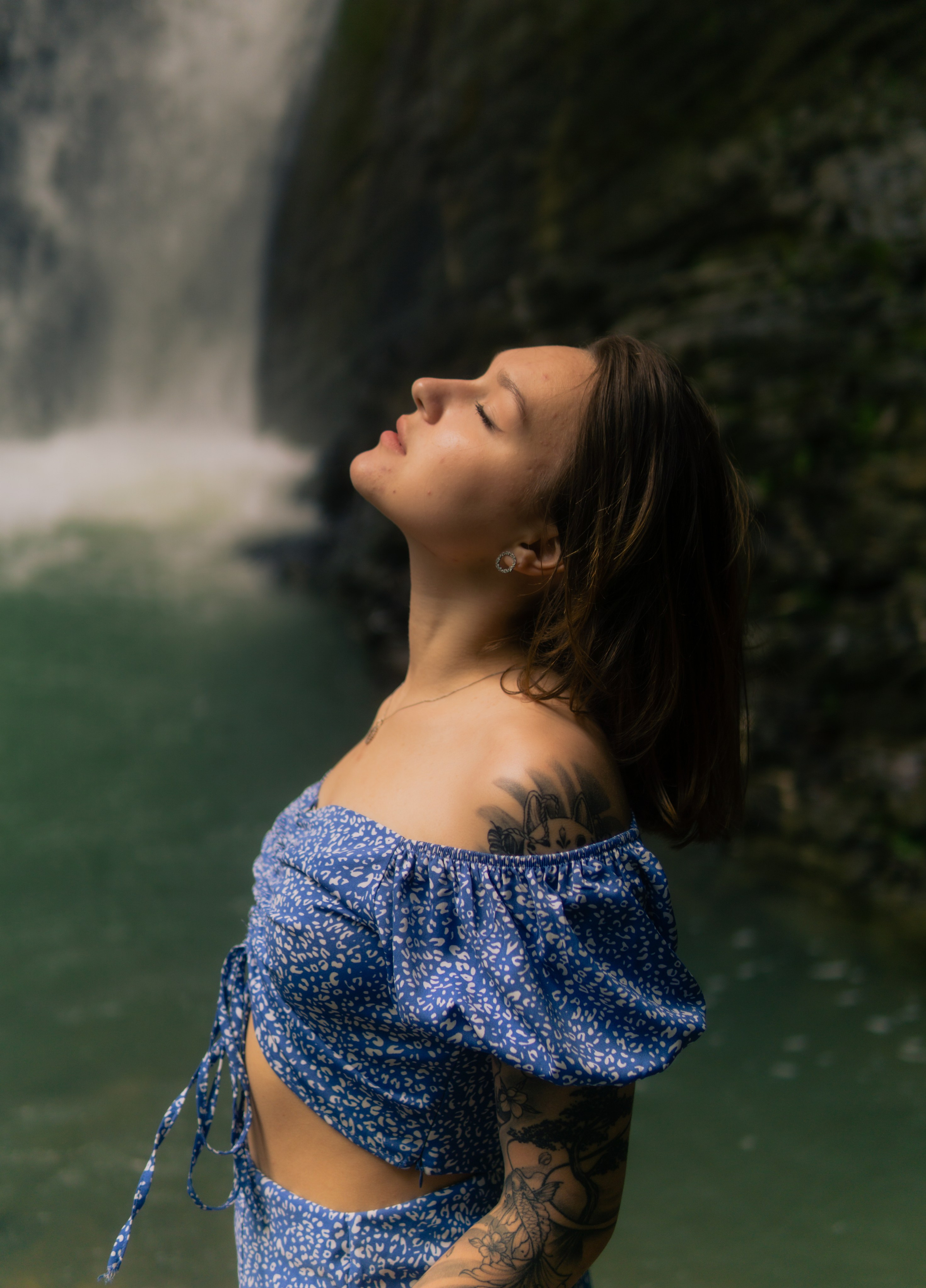 Алина на водопаде. Главная