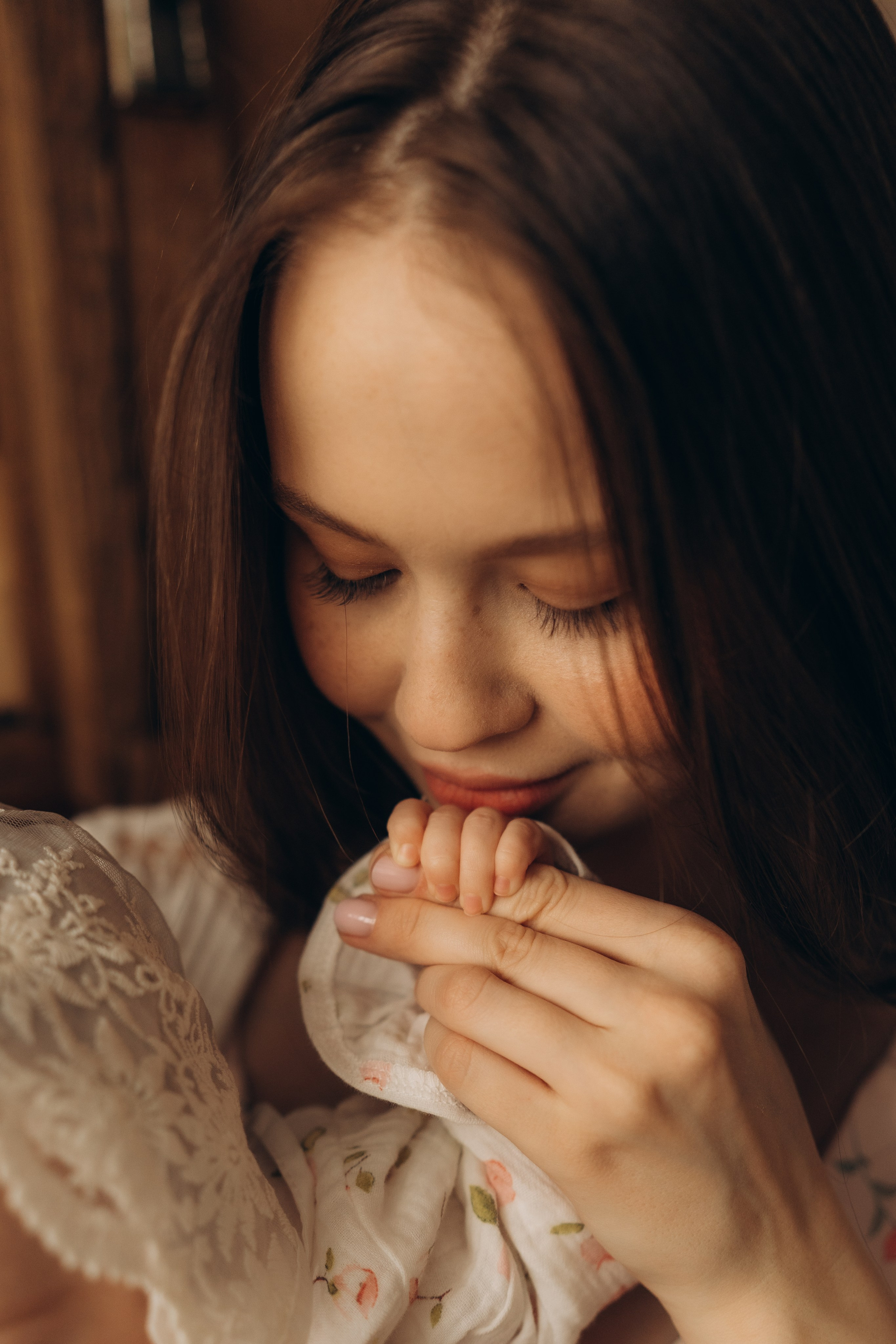 Мама с дочкой и мимозы. Семейный фотограф в Казани