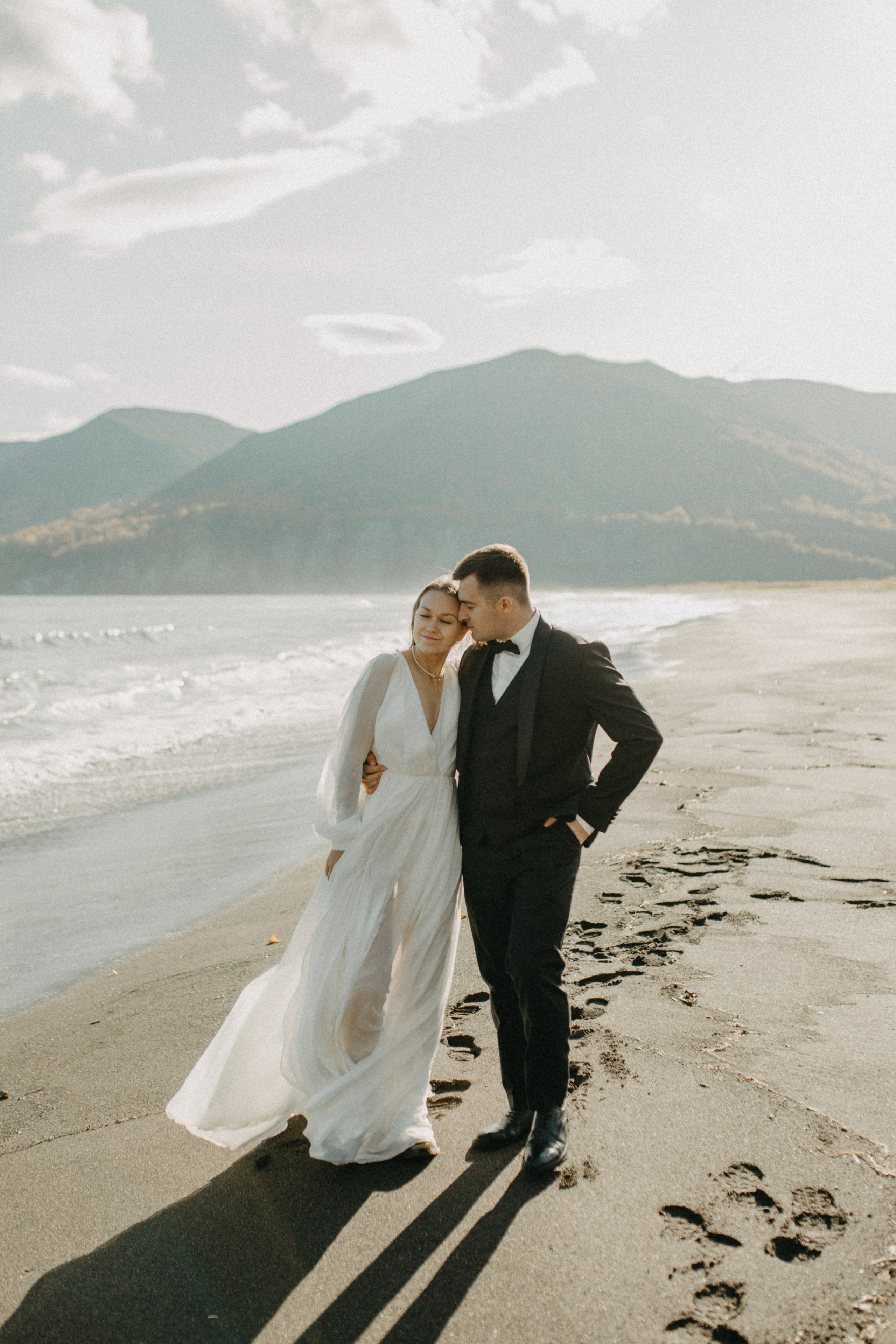 Вертолетный полет Бухта Жировая. Свадебное фото и видео на Камчатке. Туристические маршруты