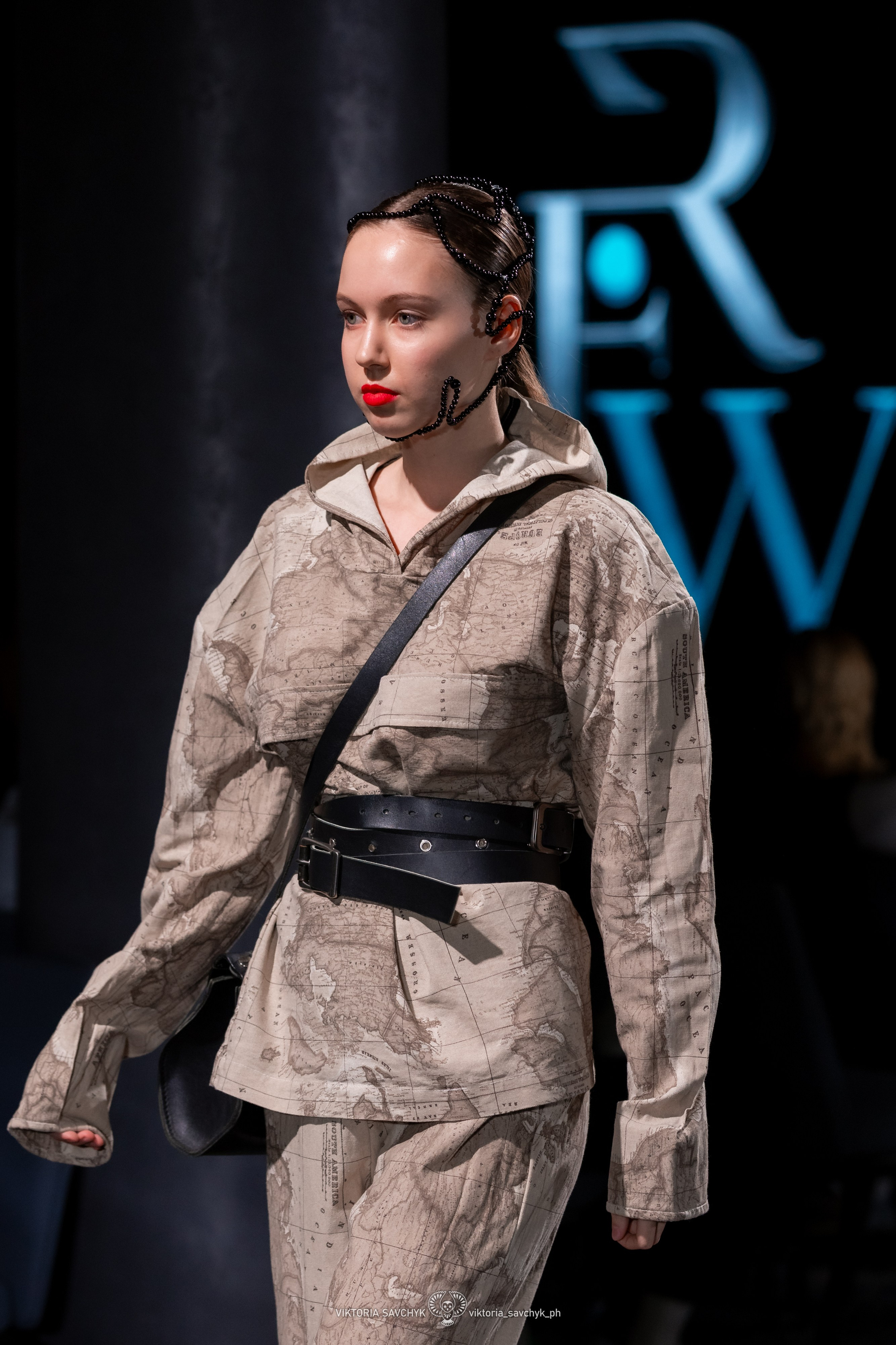 Подиум Rostov Fashion Show 2025. Осень-зима. Фотограф в Ростов-на-Дону Виктория Савчук