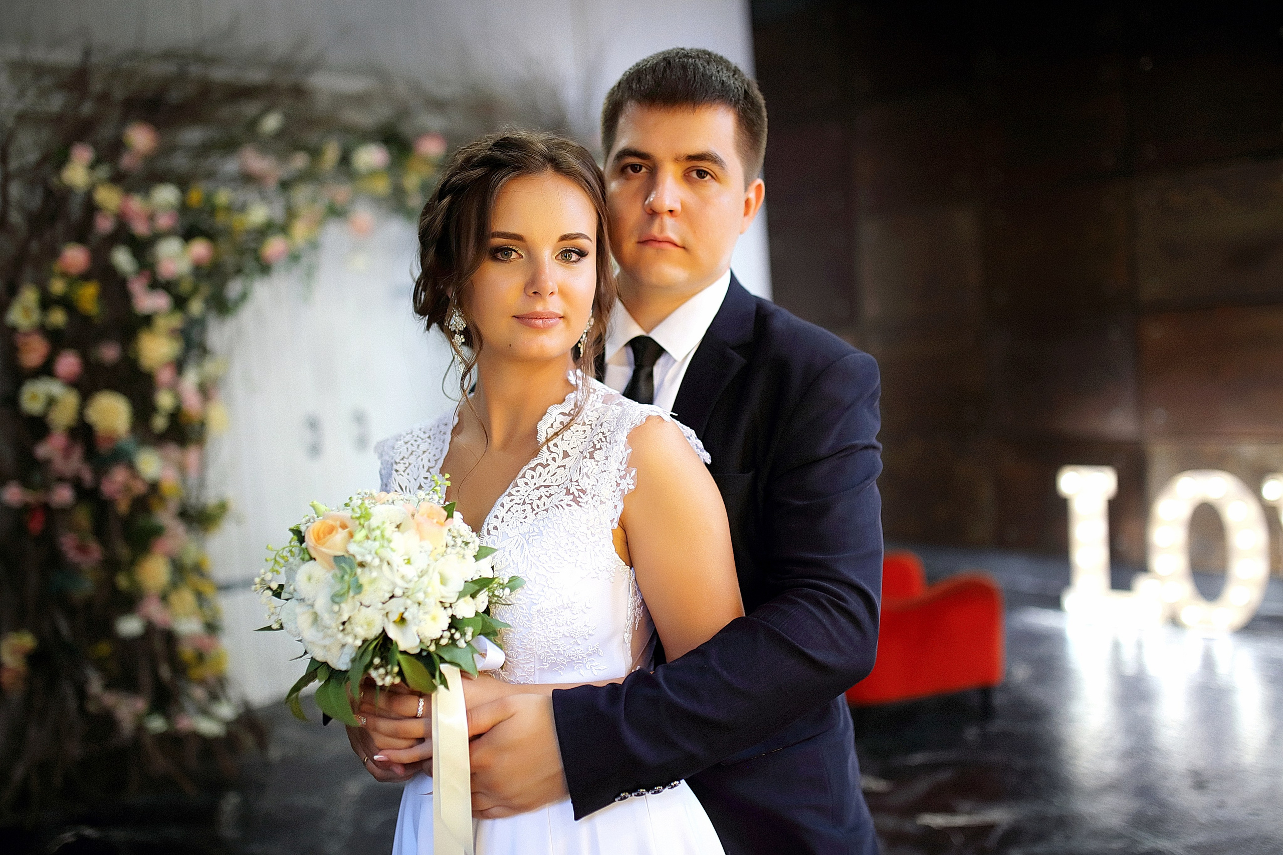 Жених с невестой в фотостудий, Иркутская свадьба