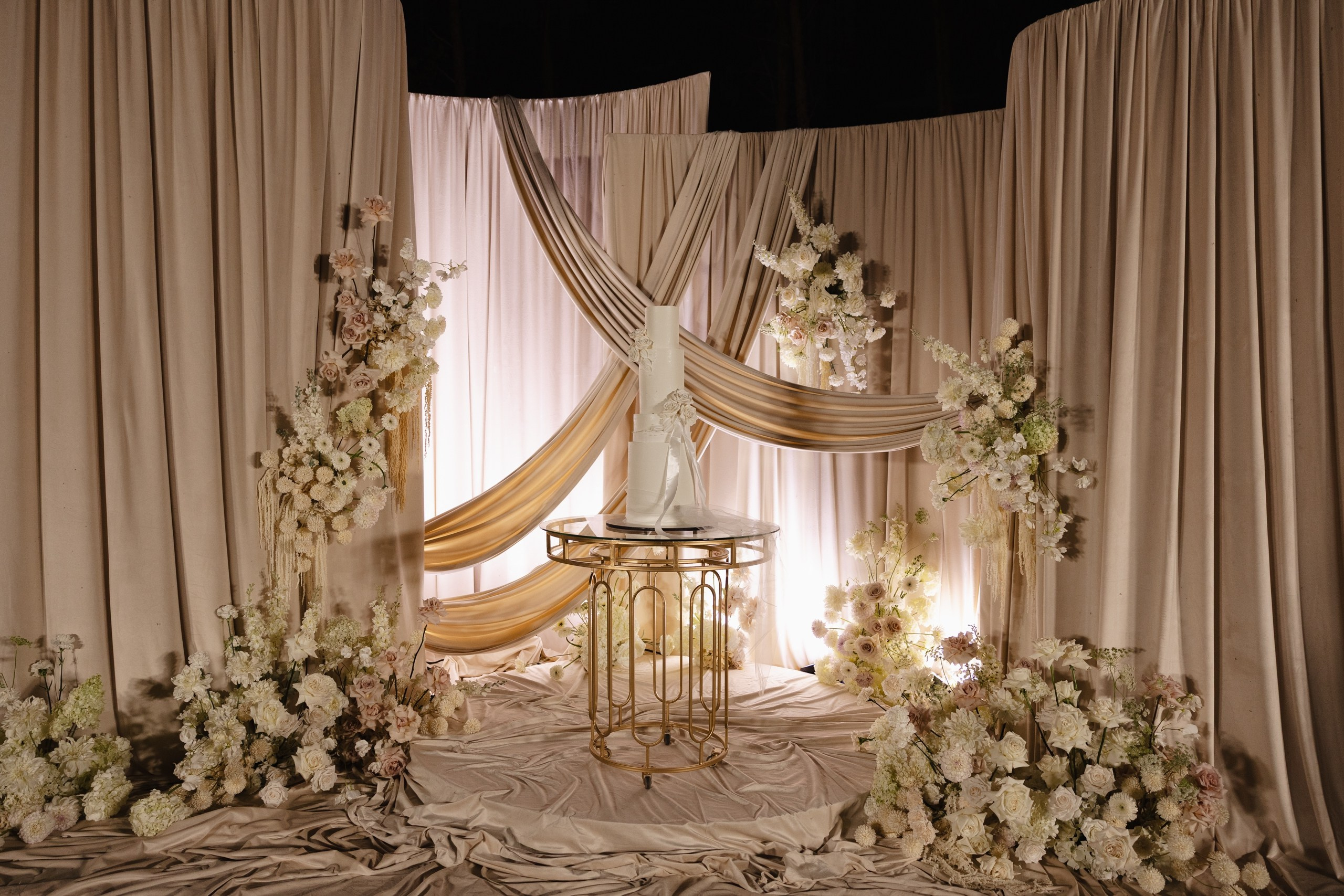 Здравствуйте! Я свадебный фотограф из Ульяновска, работаю в том числе по всей России и с выездом за границу. Снимаю свадьбы, lovestory, корпоративы, светский репортаж. Провожу обучение по фотографии, мастер-классы и воркшопы для других фотографов.