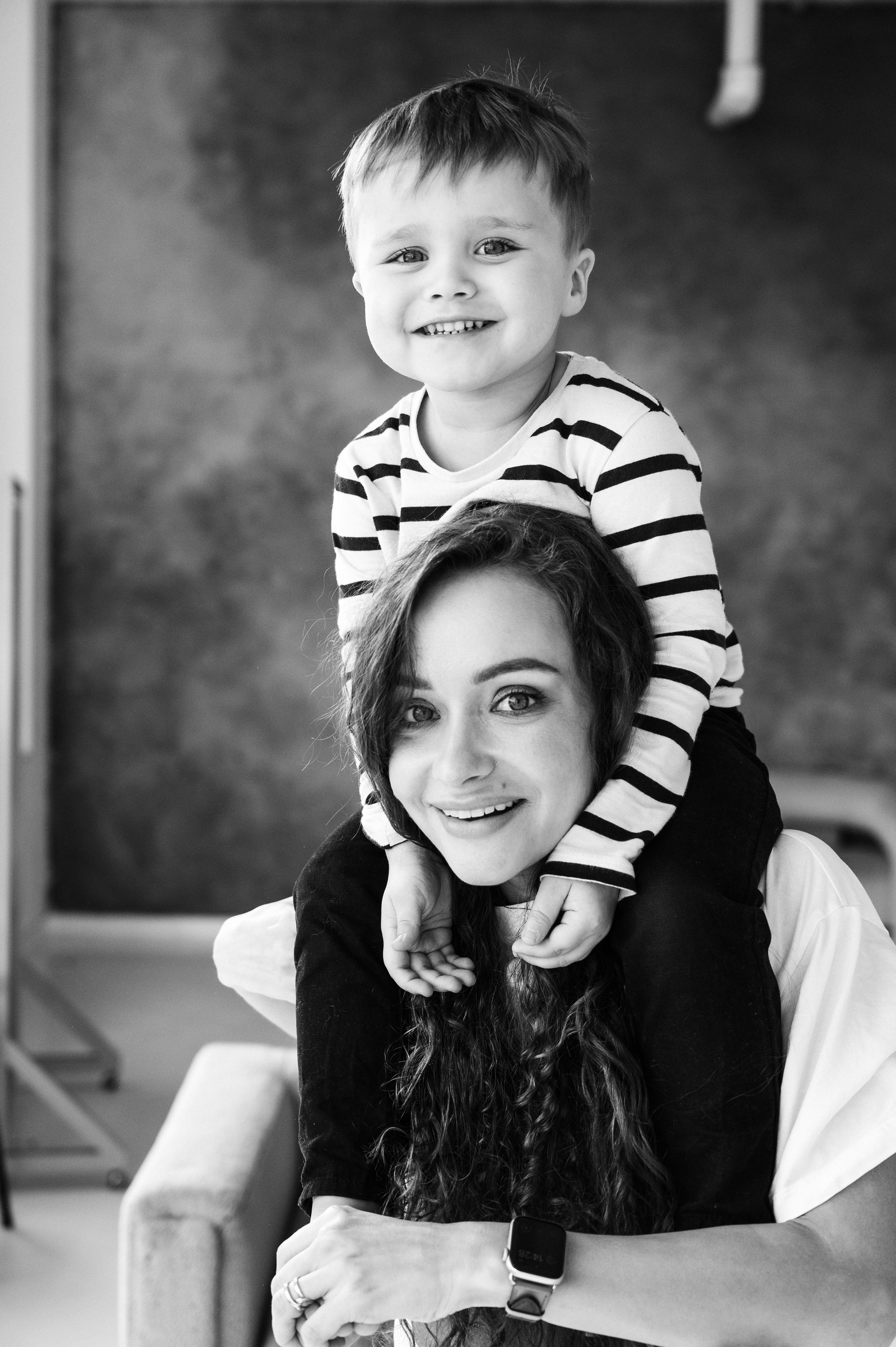 Семейная фотосессия в Санкт-Петербурге от Маргариты Ивановой — душевные кадры с детьми и родителями, помощь в подборе образов, стилист, виза. Профессиональный фотограф беременности в СПБ. Стильные фотосессии беременности в стиле минимализм и классическая фотография