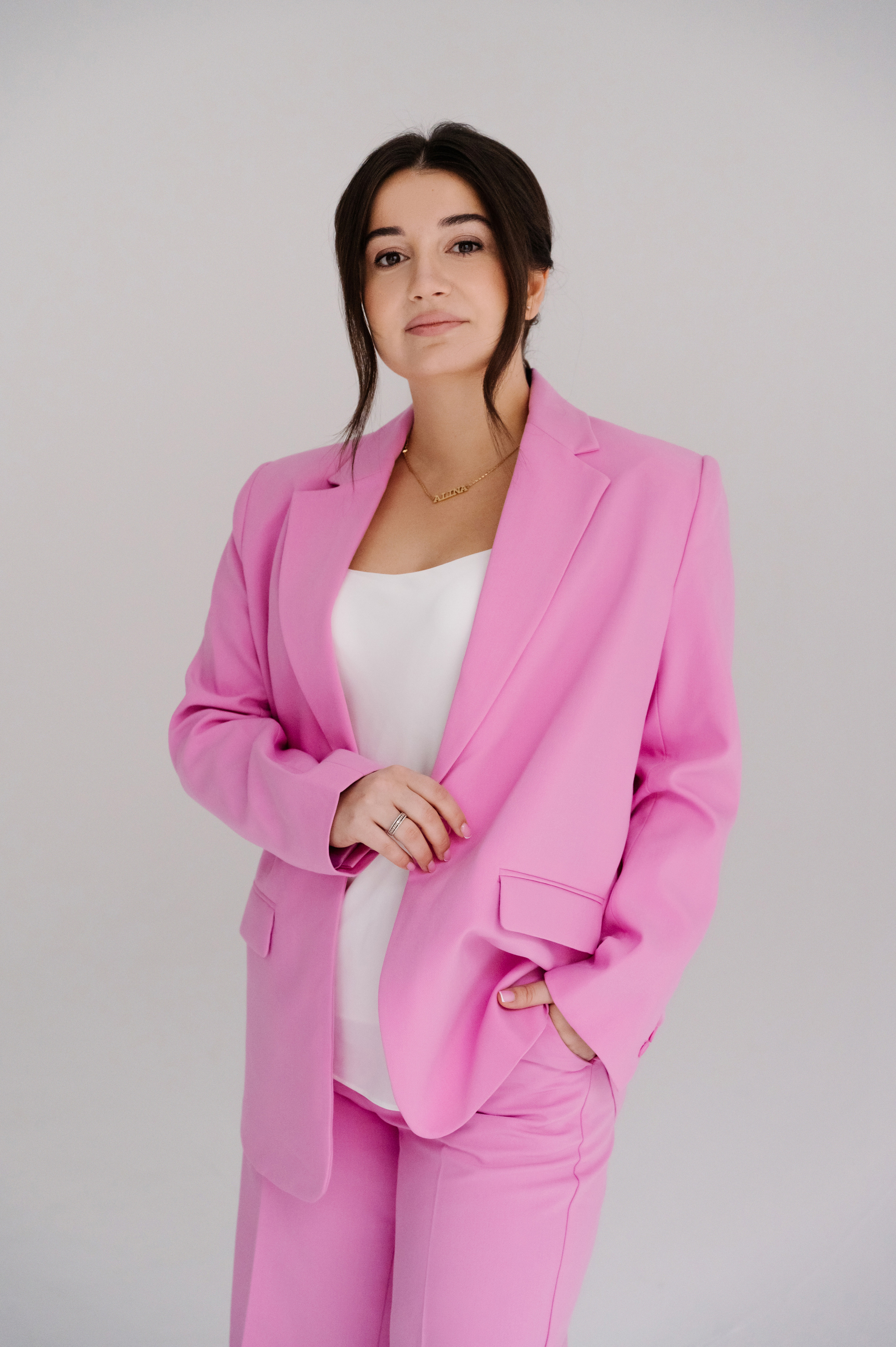 Алина. Профессиональный фотограф беременности в СПБ. Стильные фотосессии беременности в стиле минимализм и классическая фотография