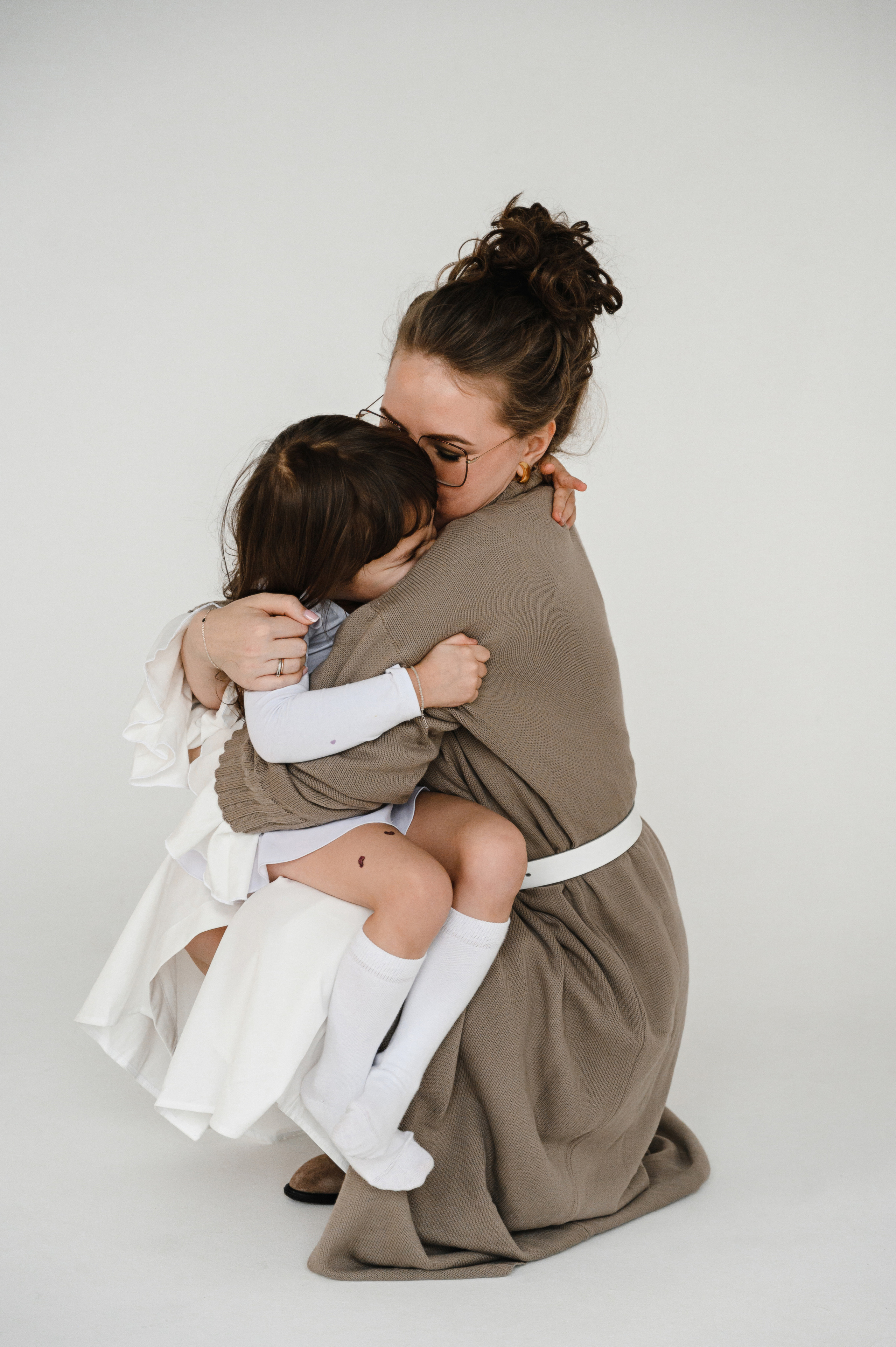 Анна с семьей. Профессиональный фотограф беременности в СПБ. Стильные фотосессии беременности в стиле минимализм и классическая фотография