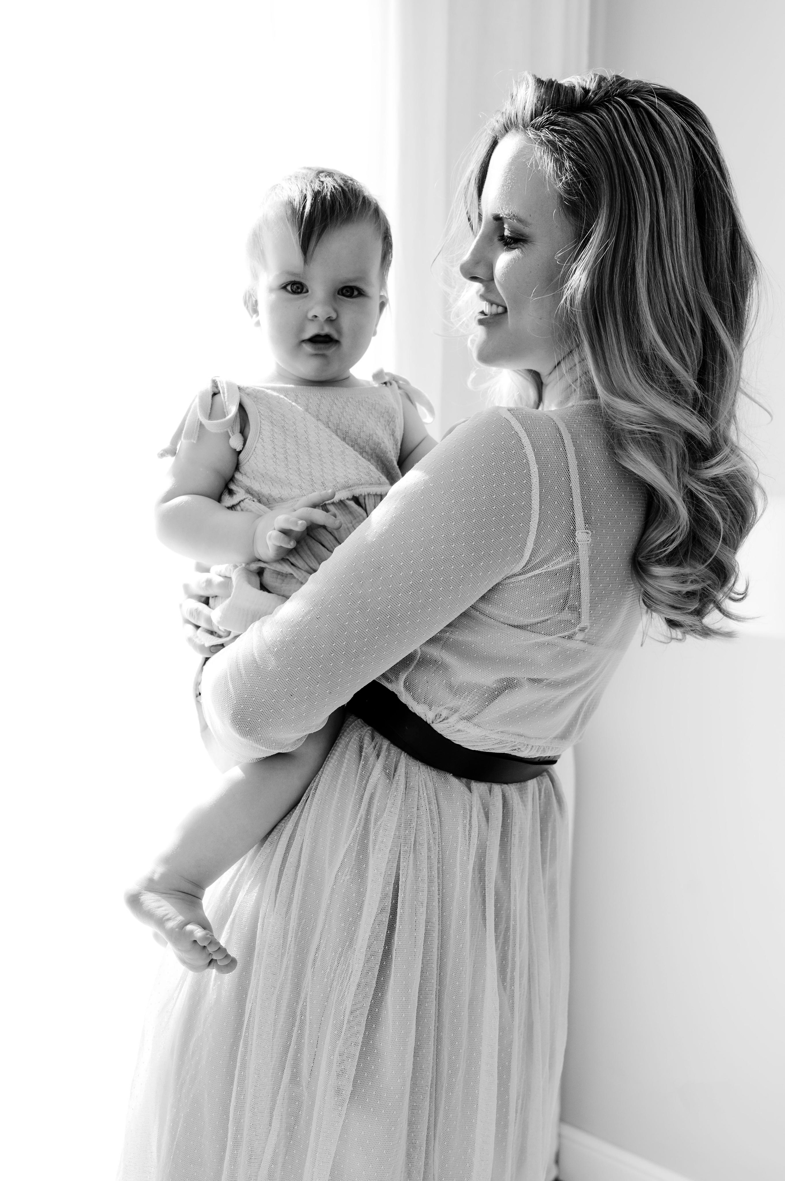 Наташа с семьей. Профессиональный фотограф беременности в СПБ. Стильные фотосессии беременности в стиле минимализм и классическая фотография