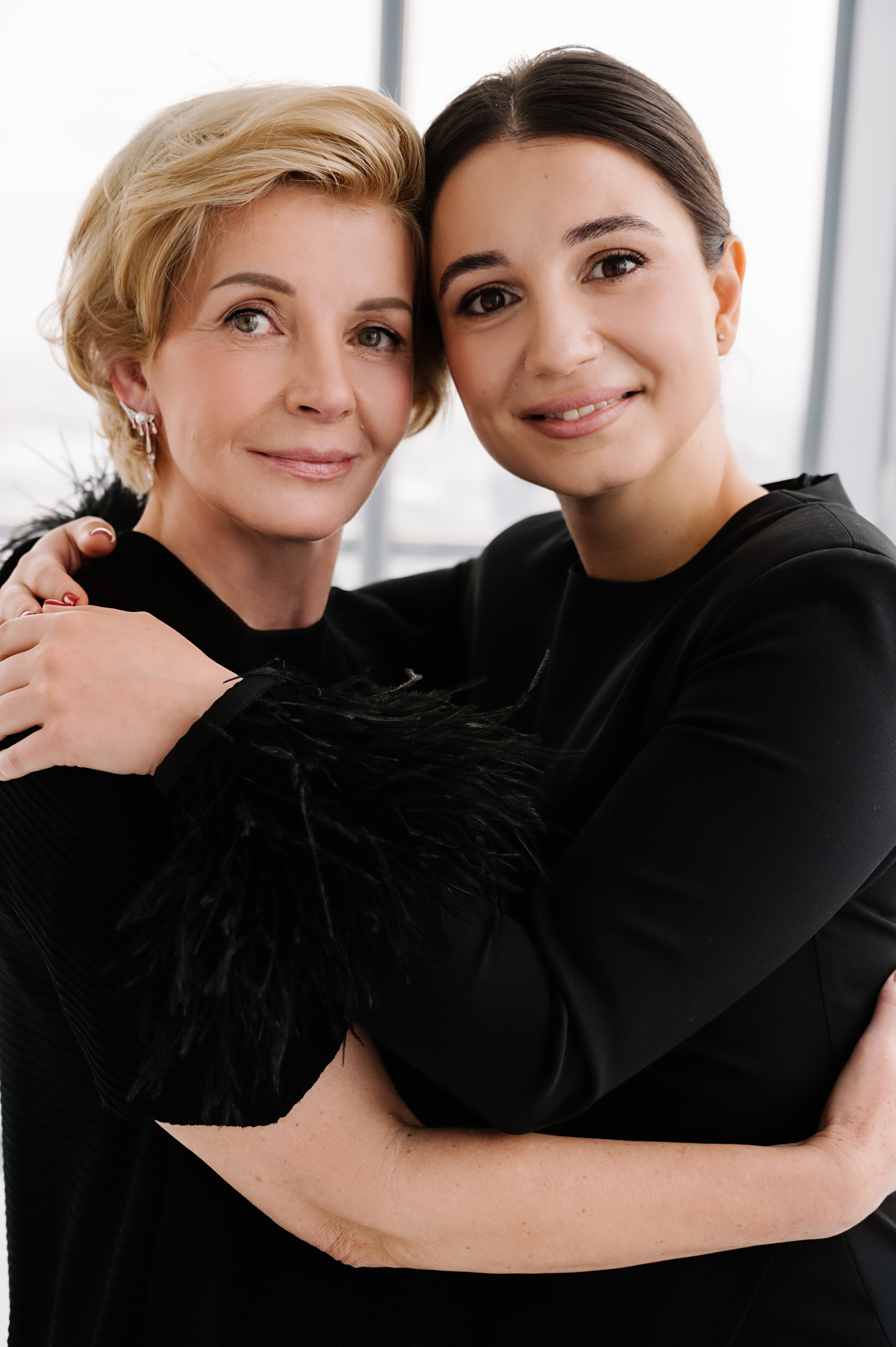 Алина с мамой. Профессиональный фотограф беременности в СПБ. Стильные фотосессии беременности в стиле минимализм и классическая фотография