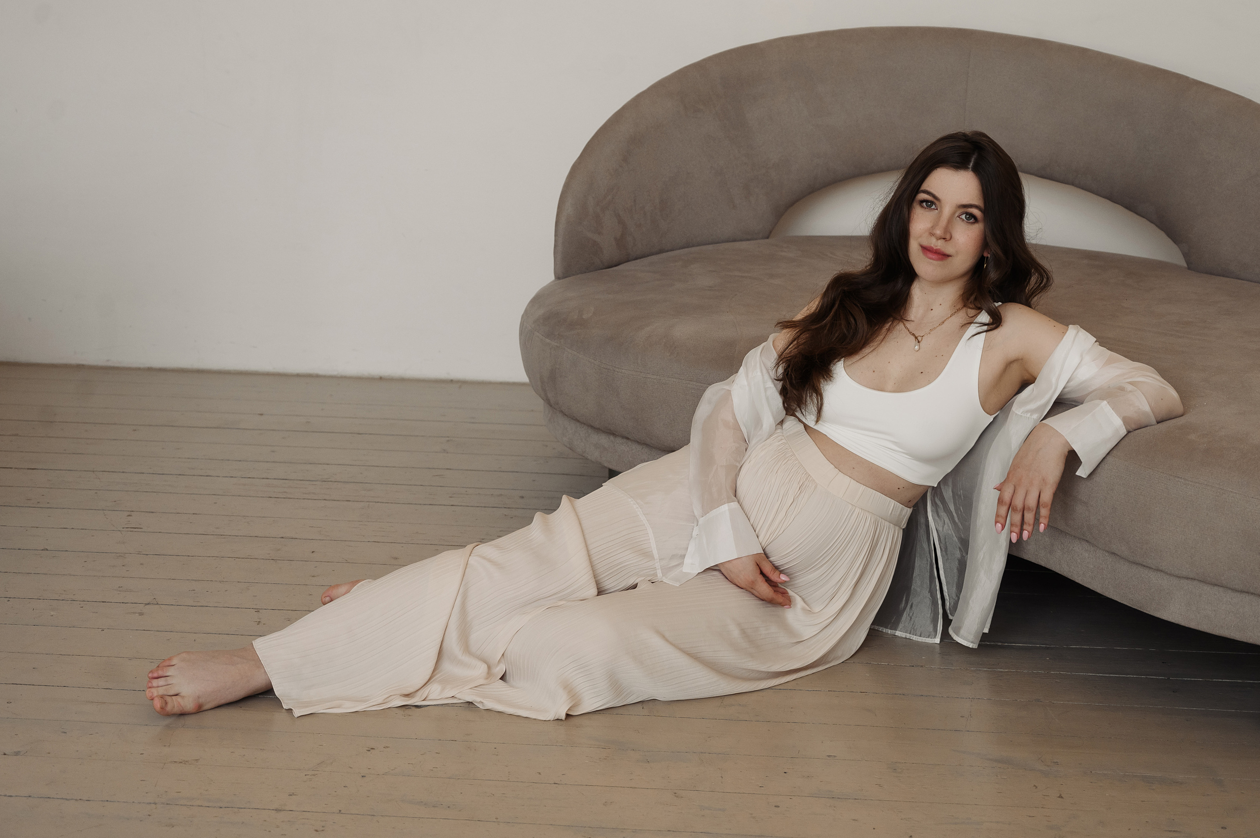 Алена. Профессиональный фотограф беременности в СПБ. Стильные фотосессии беременности в стиле минимализм и классическая фотография