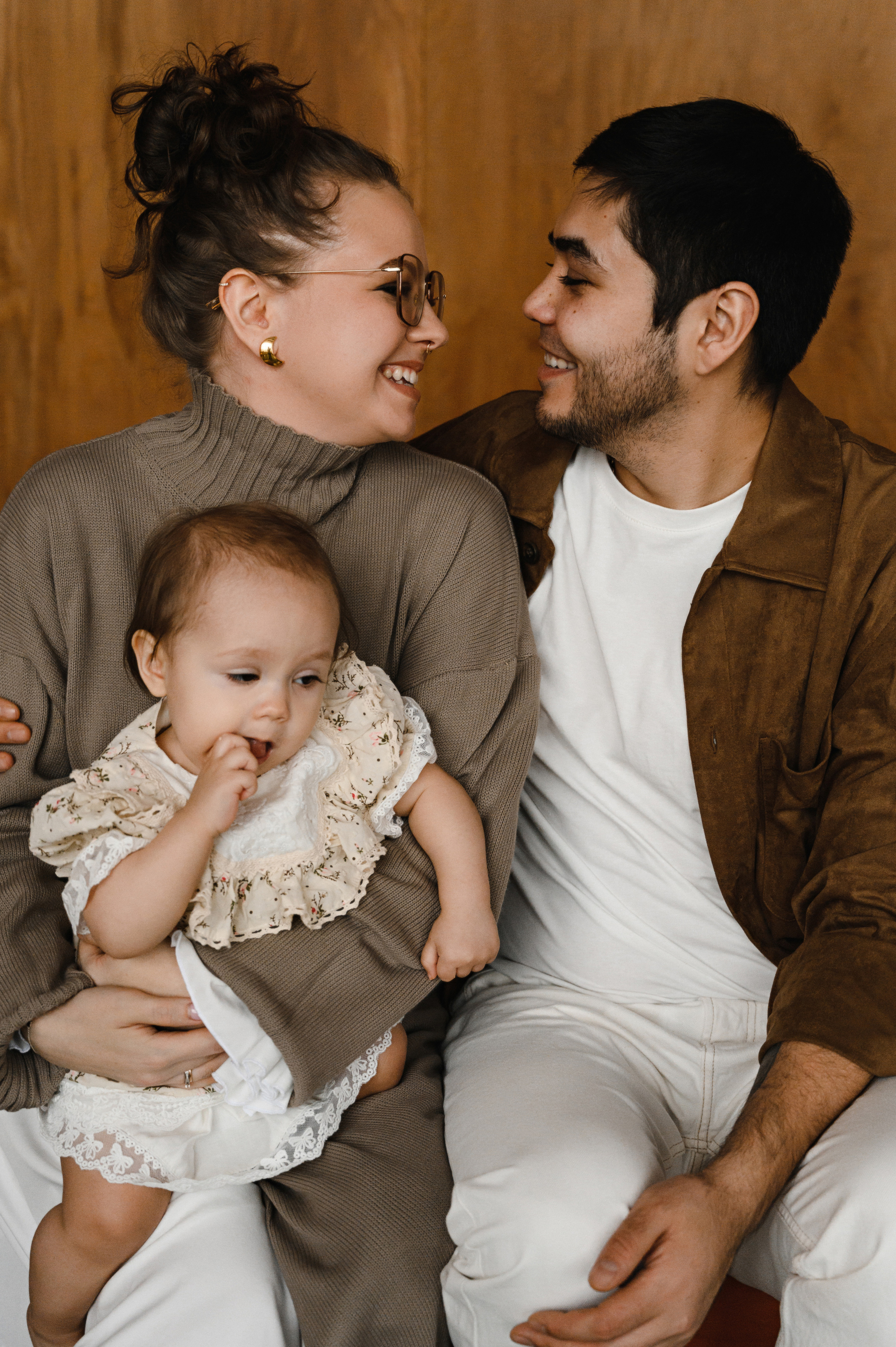 Анна с семьей. Профессиональный фотограф беременности в СПБ. Стильные фотосессии беременности в стиле минимализм и классическая фотография