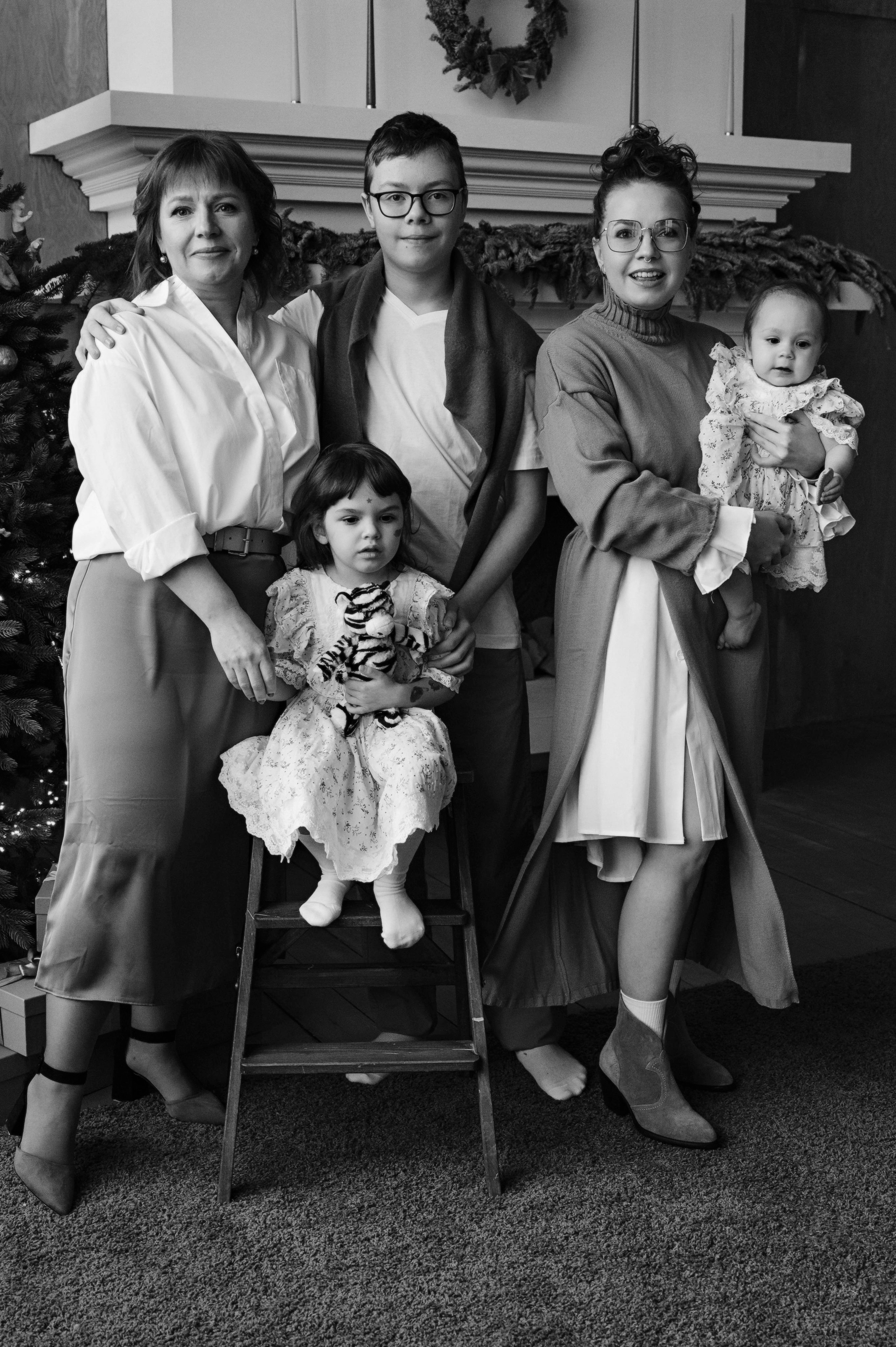 Анна с семьей. Профессиональный фотограф беременности в СПБ. Стильные фотосессии беременности в стиле минимализм и классическая фотография