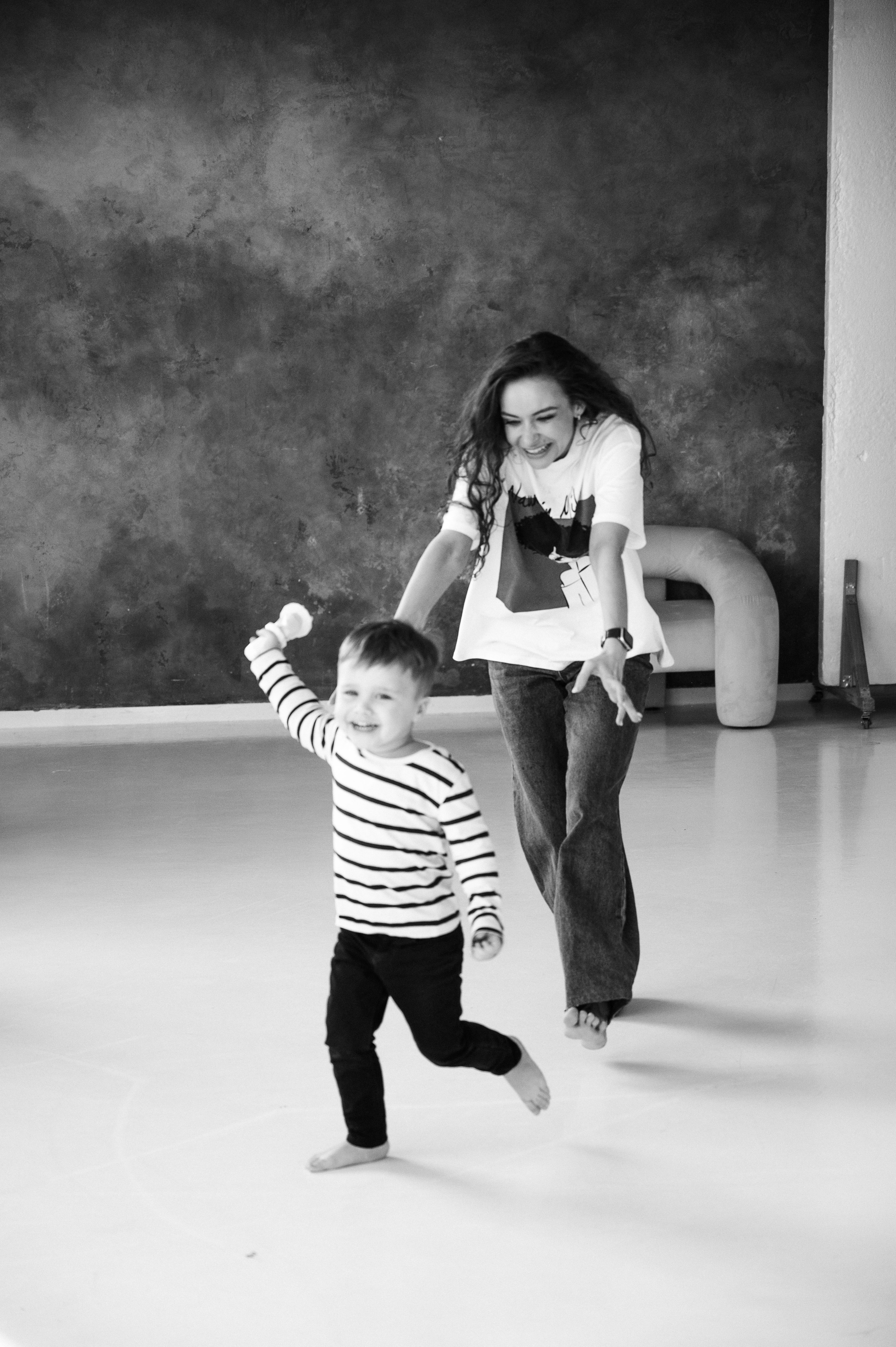 Семейная фотосессия в Санкт-Петербурге от Маргариты Ивановой — душевные кадры с детьми и родителями, помощь в подборе образов, стилист, виза. Профессиональный фотограф беременности в СПБ. Стильные фотосессии беременности в стиле минимализм и классическая фотография