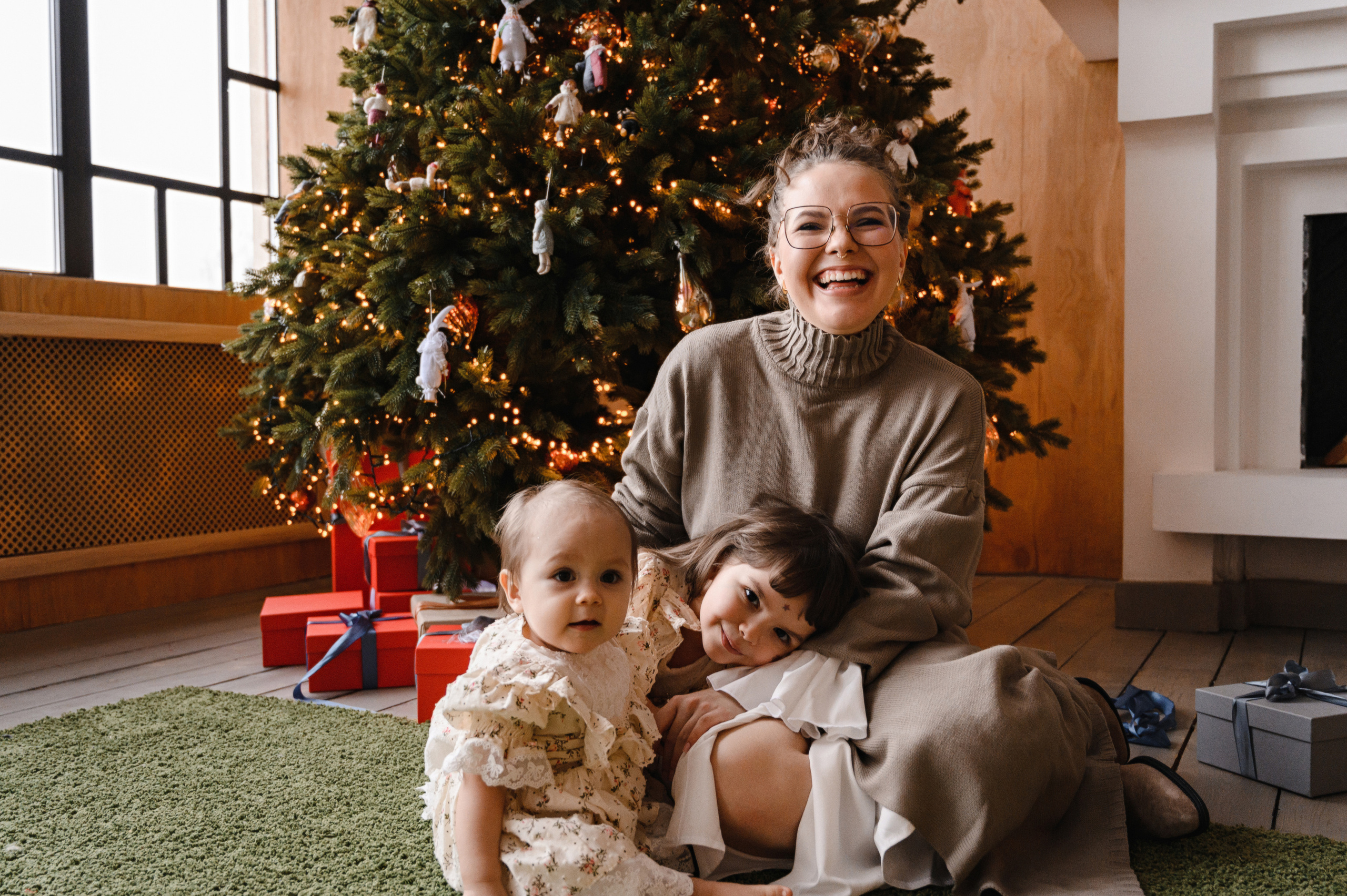 Анна с семьей. Профессиональный фотограф беременности в СПБ. Стильные фотосессии беременности в стиле минимализм и классическая фотография