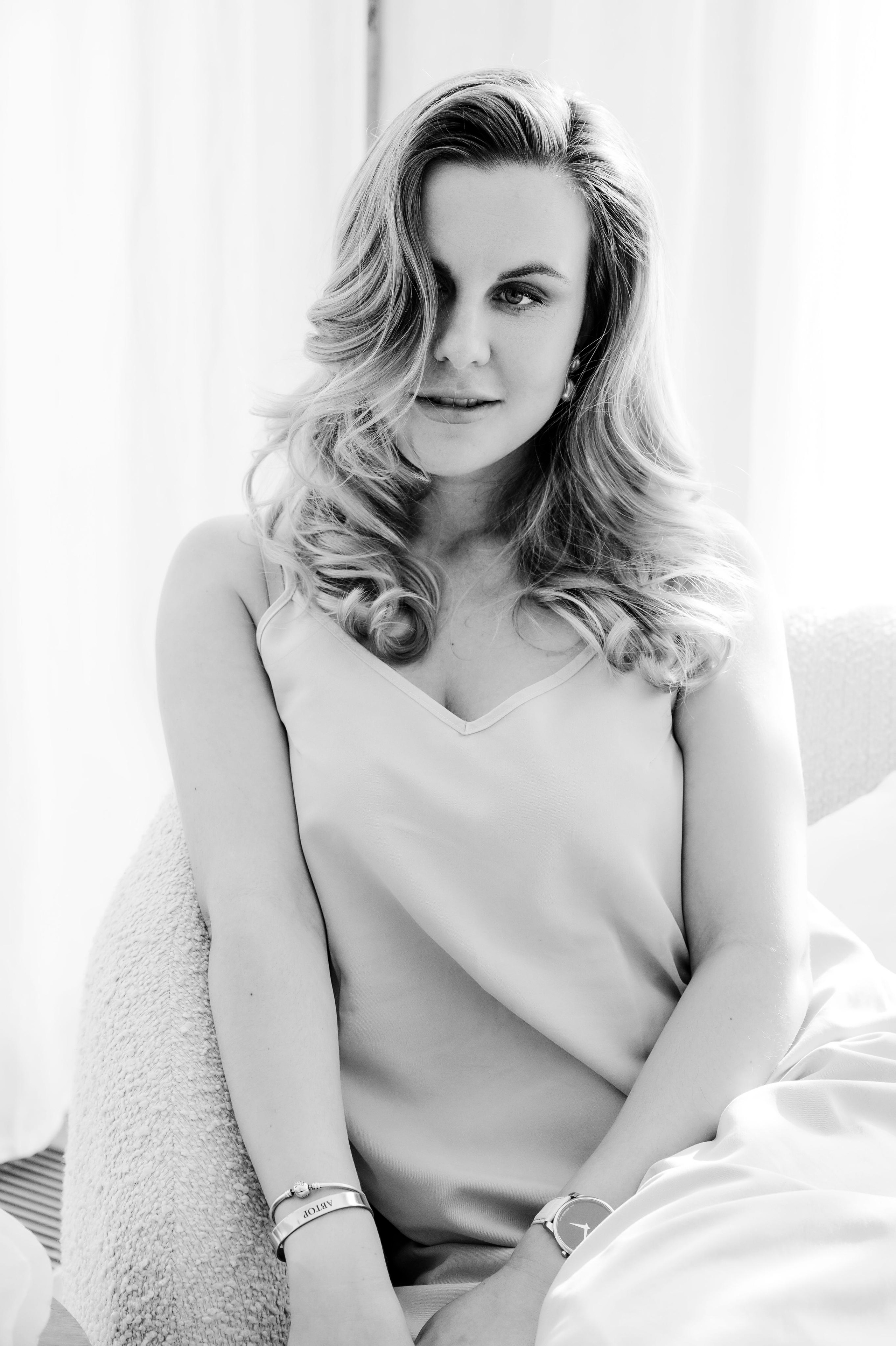 Наташа с семьей. Профессиональный фотограф беременности в СПБ. Стильные фотосессии беременности в стиле минимализм и классическая фотография