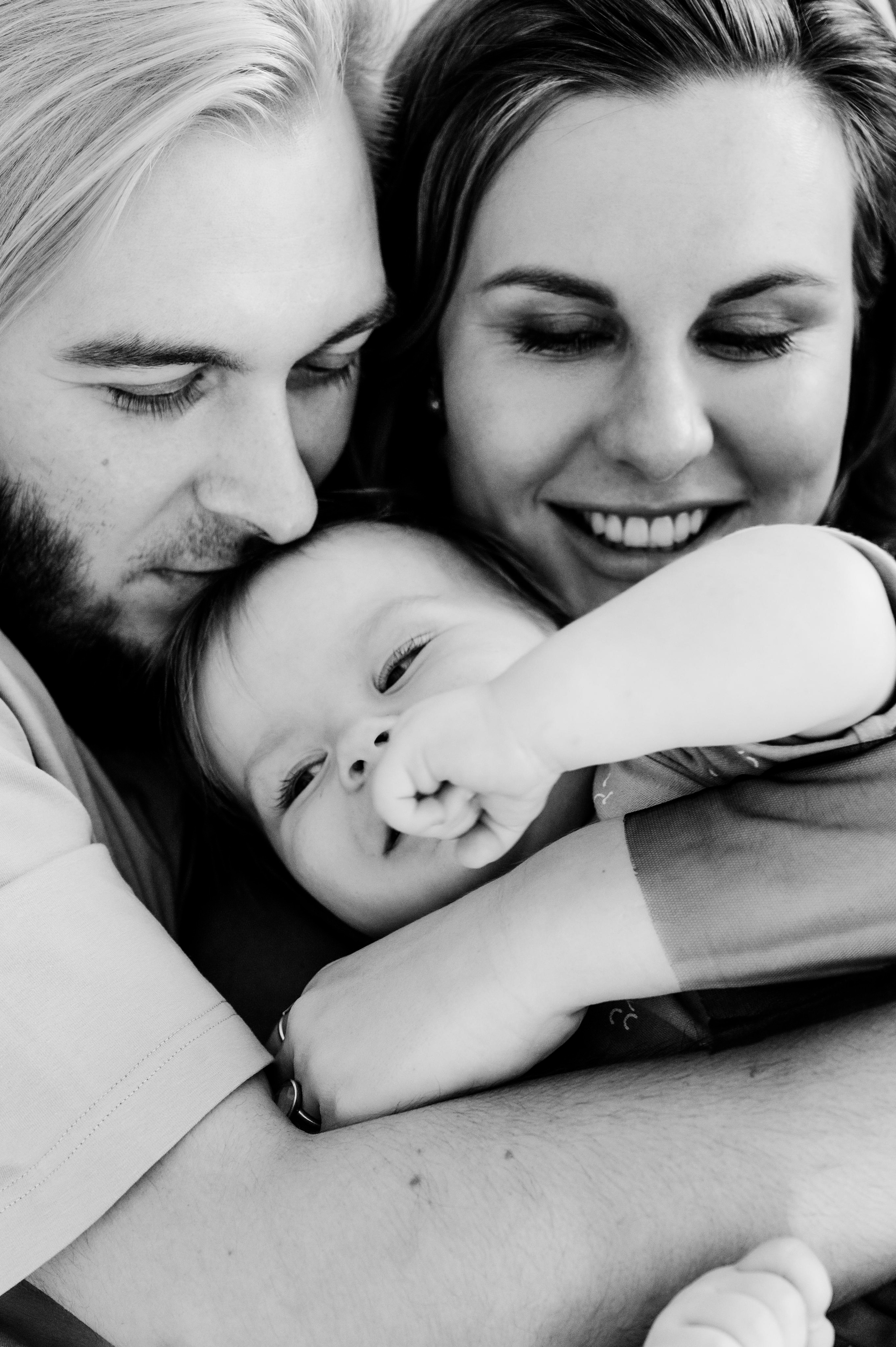 Наташа с семьей. Профессиональный фотограф беременности в СПБ. Стильные фотосессии беременности в стиле минимализм и классическая фотография