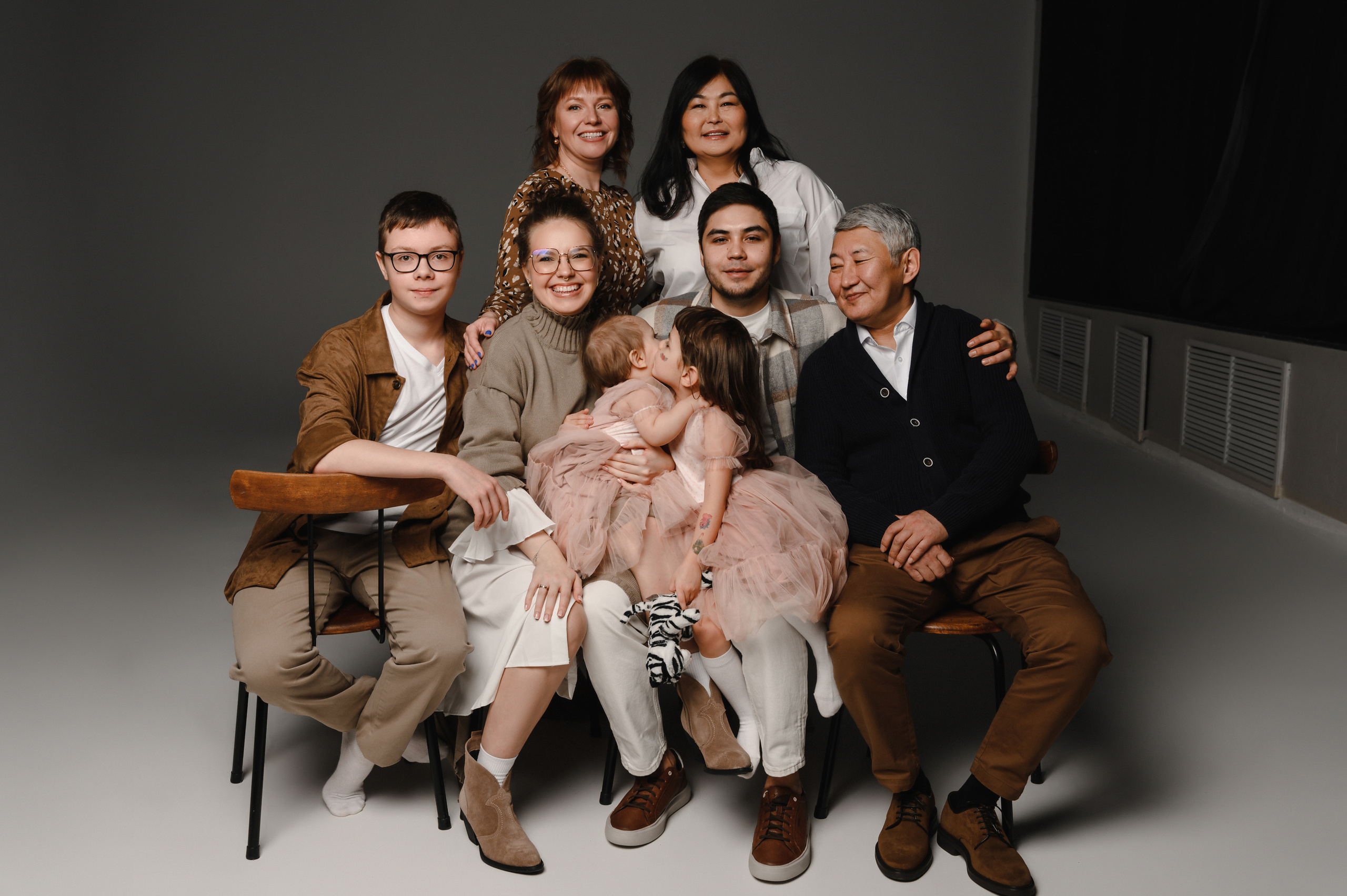 Анна с семьей. Профессиональный фотограф беременности в СПБ. Стильные фотосессии беременности в стиле минимализм и классическая фотография