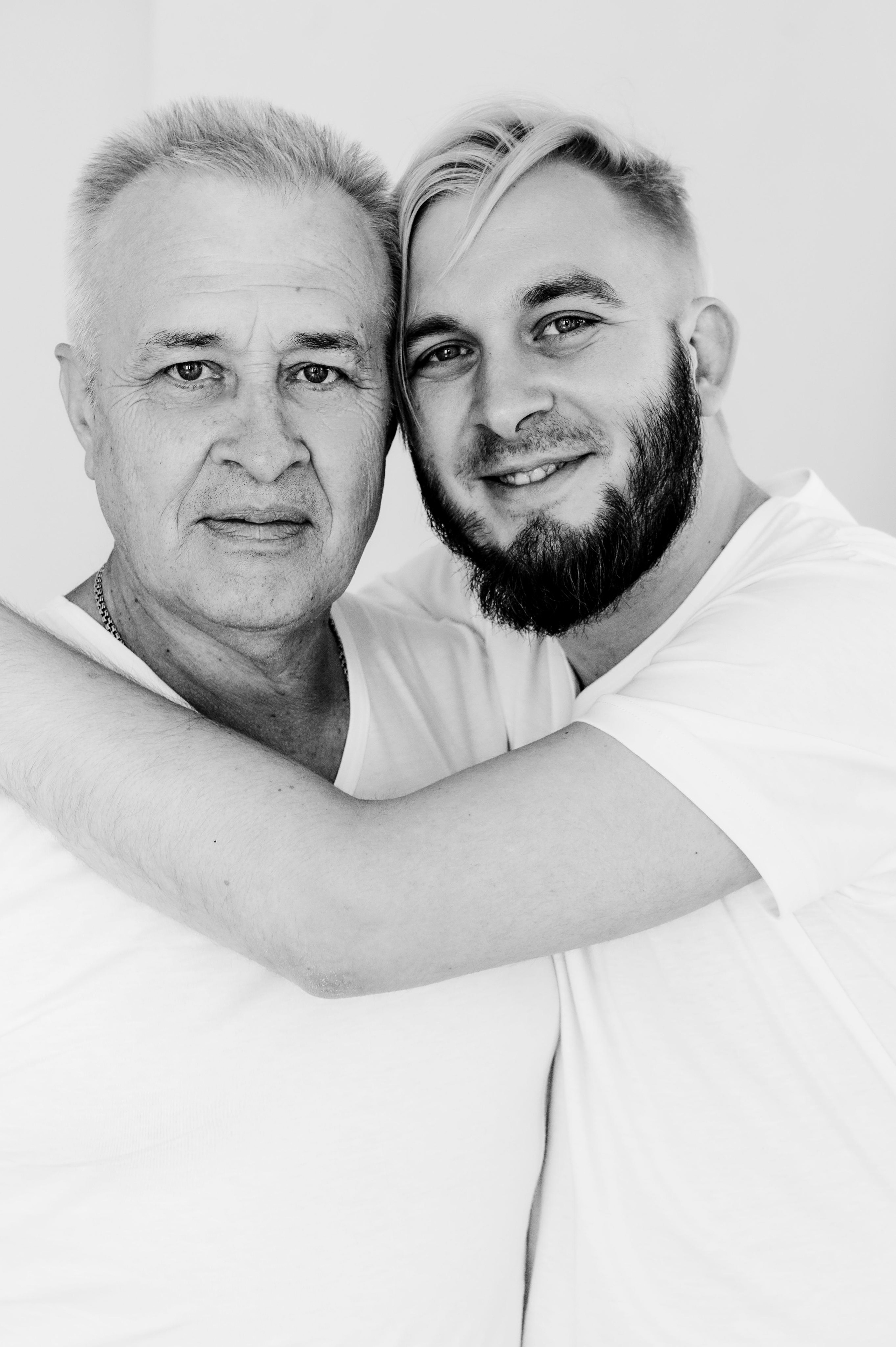 Наташа с семьей. Профессиональный фотограф беременности в СПБ. Стильные фотосессии беременности в стиле минимализм и классическая фотография