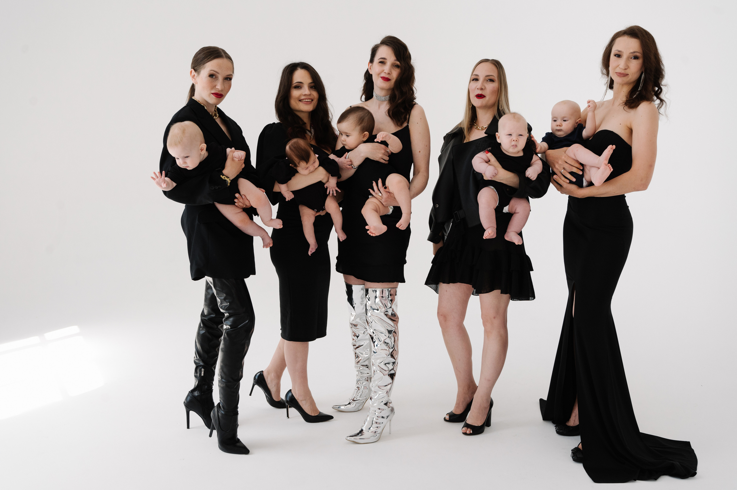 Девочки. Профессиональный фотограф беременности в СПБ. Стильные фотосессии беременности в стиле минимализм и классическая фотография