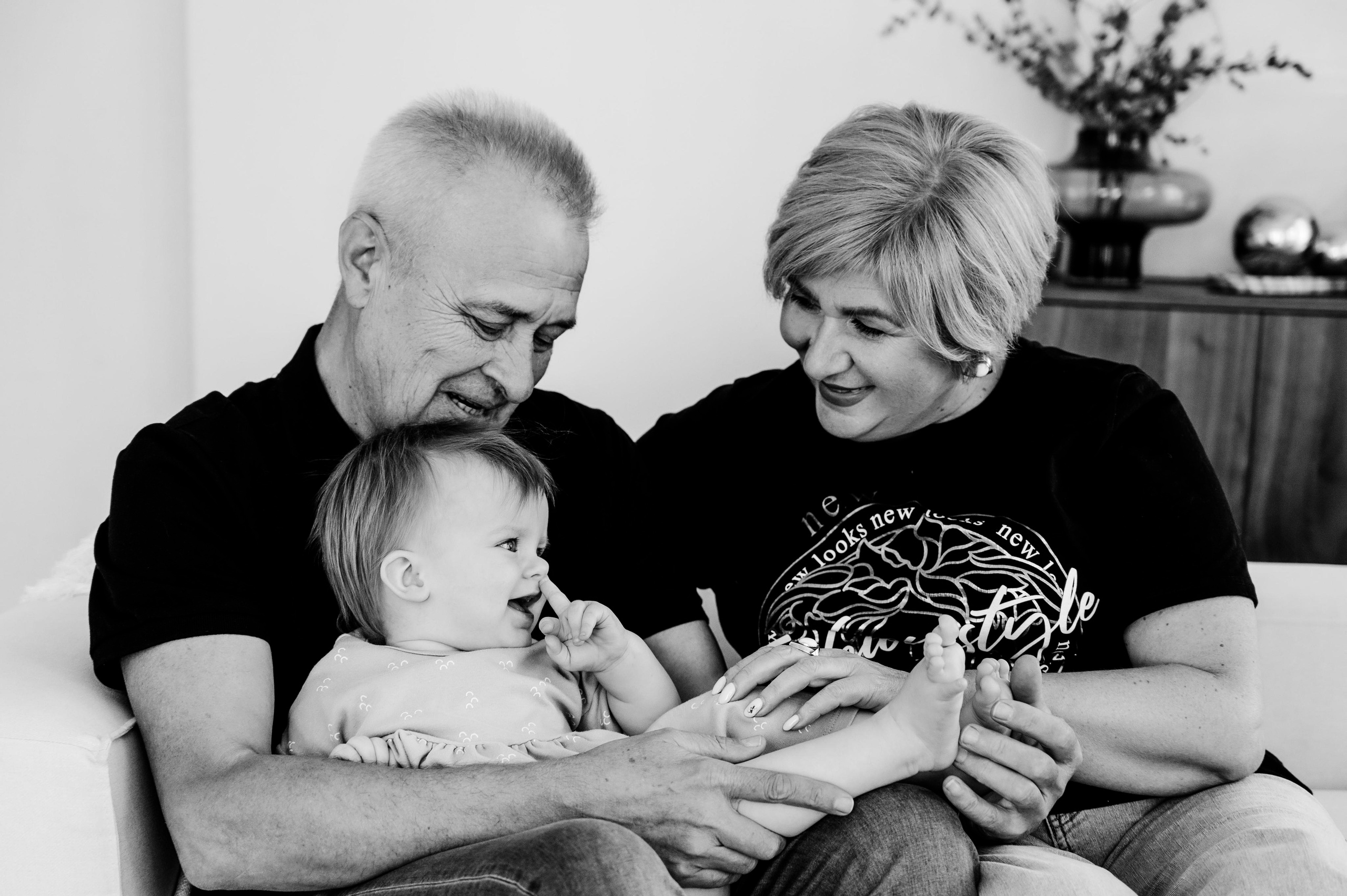 Наташа с семьей. Профессиональный фотограф беременности в СПБ. Стильные фотосессии беременности в стиле минимализм и классическая фотография