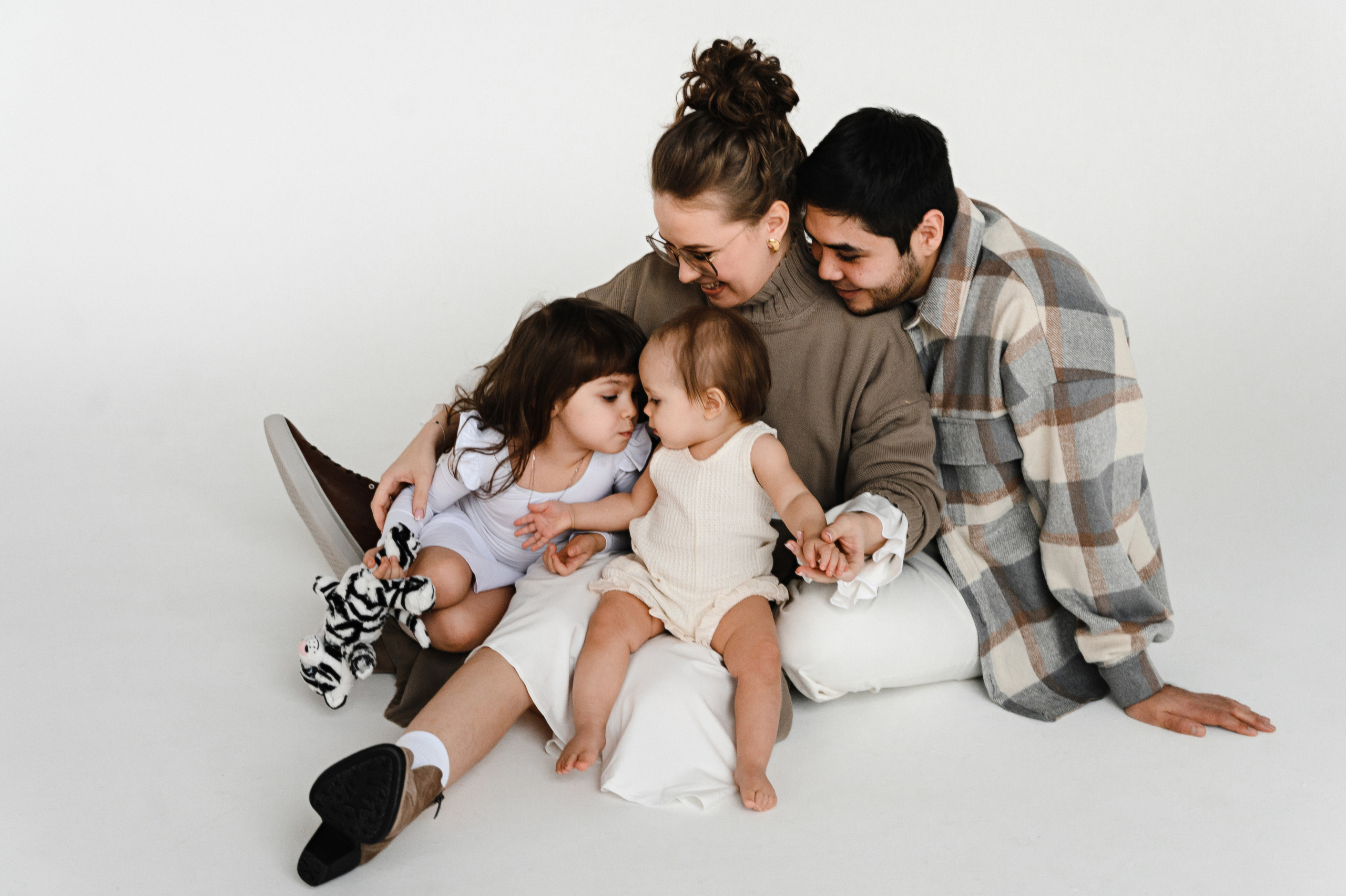 Анна с семьей. Профессиональный фотограф беременности в СПБ. Стильные фотосессии беременности в стиле минимализм и классическая фотография