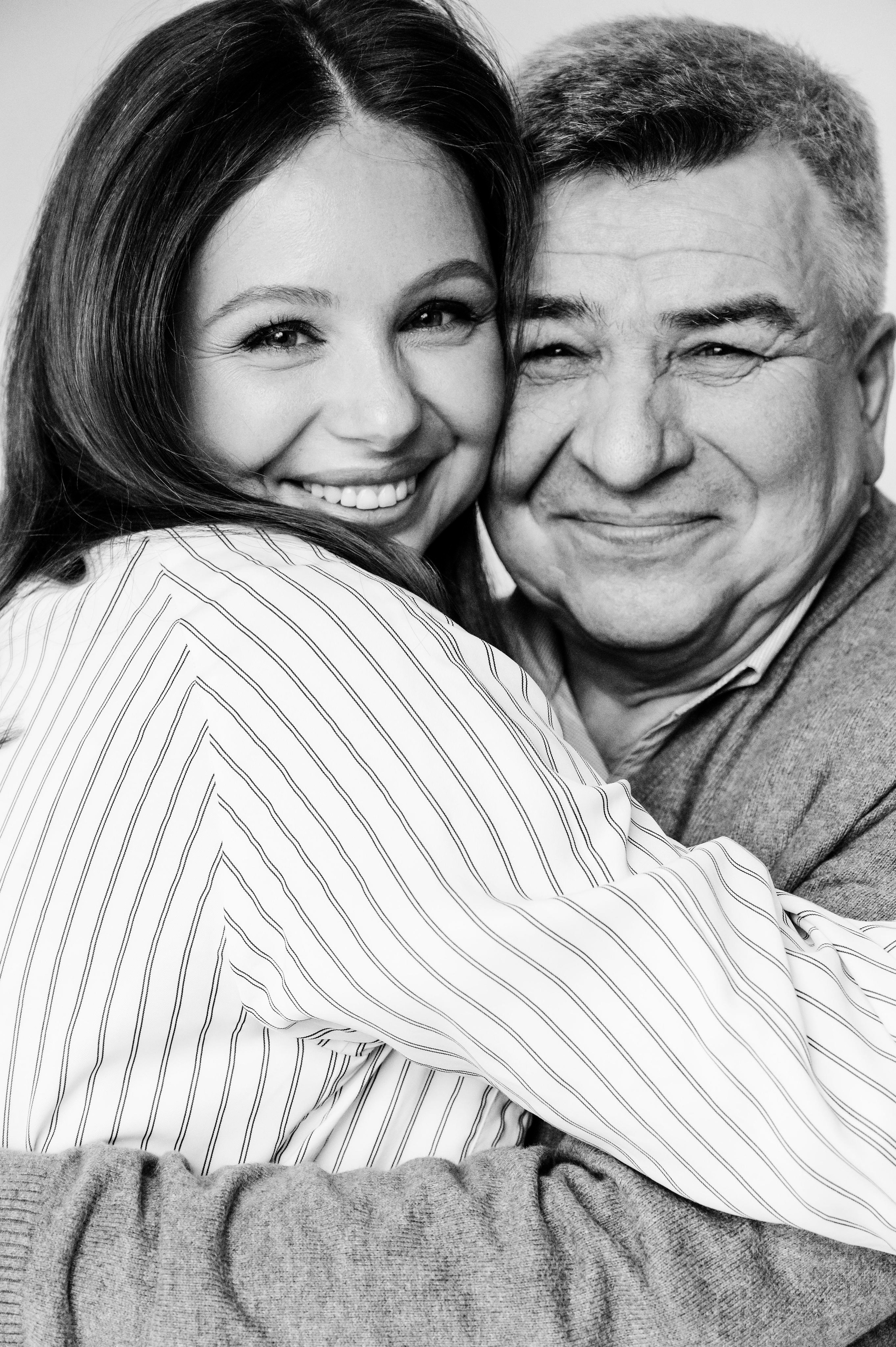 Мария с семьей. Профессиональный фотограф беременности в СПБ. Стильные фотосессии беременности в стиле минимализм и классическая фотография