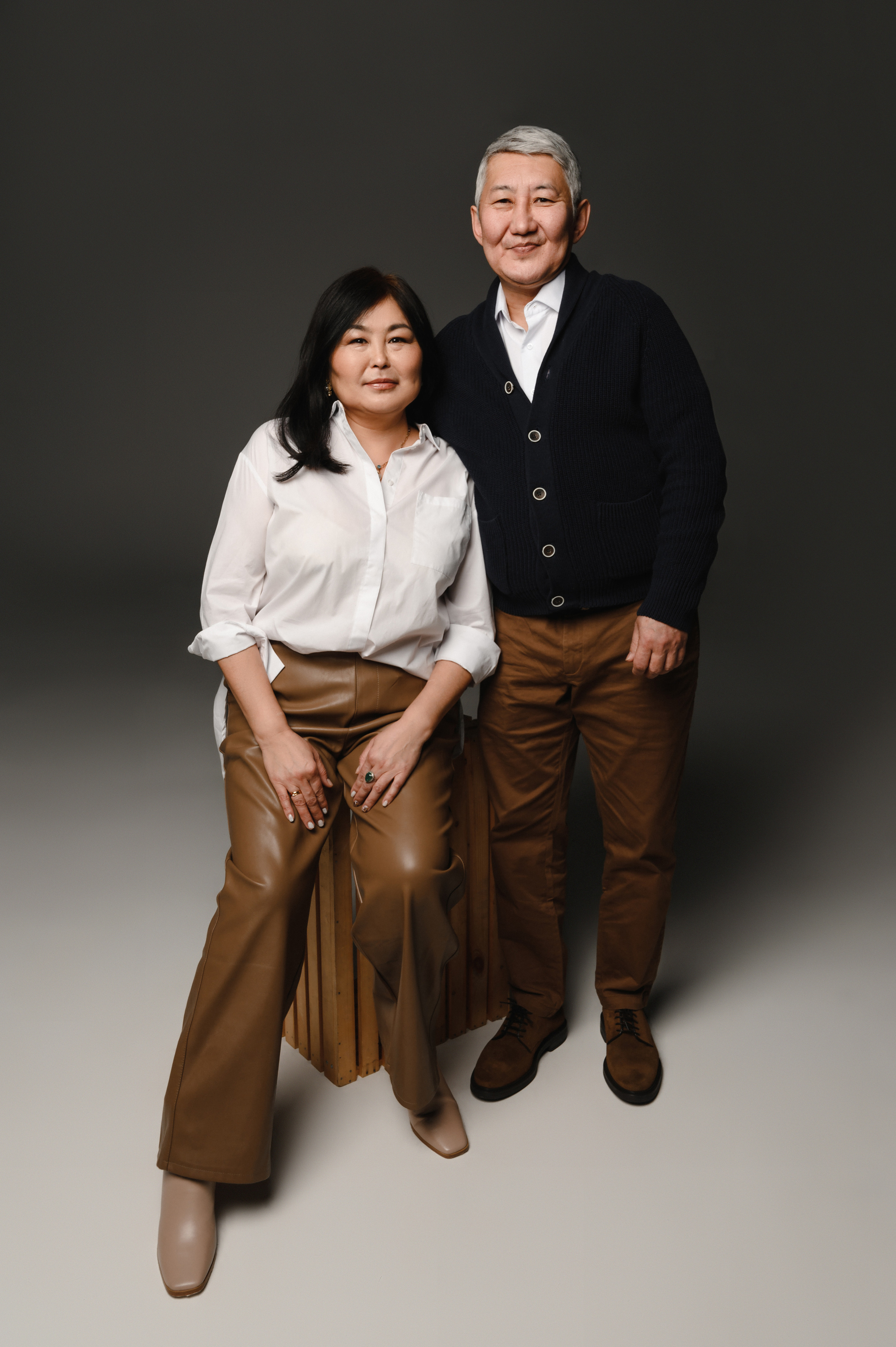 Анна с семьей. Профессиональный фотограф беременности в СПБ. Стильные фотосессии беременности в стиле минимализм и классическая фотография