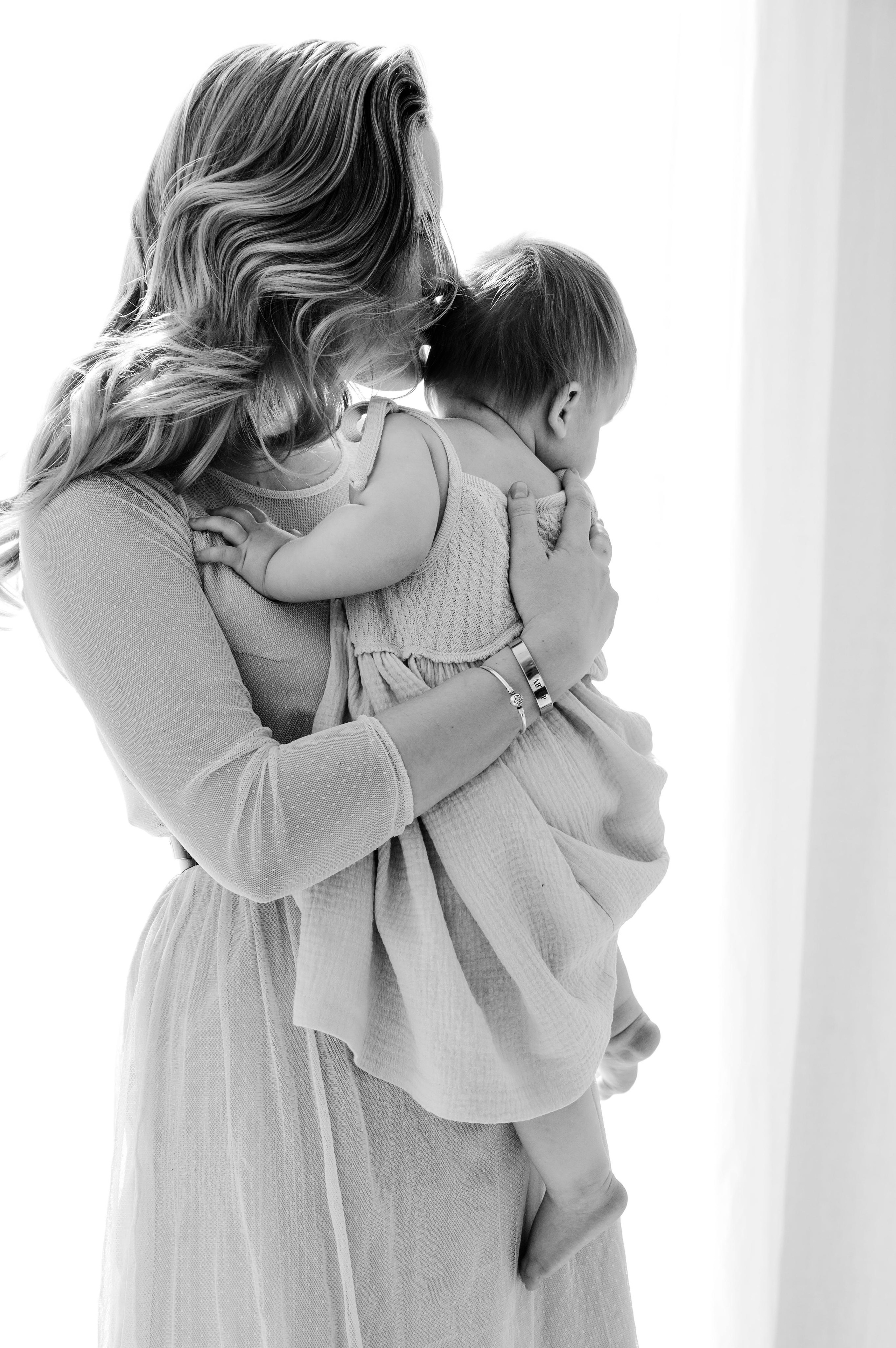 Наташа с семьей. Профессиональный фотограф беременности в СПБ. Стильные фотосессии беременности в стиле минимализм и классическая фотография