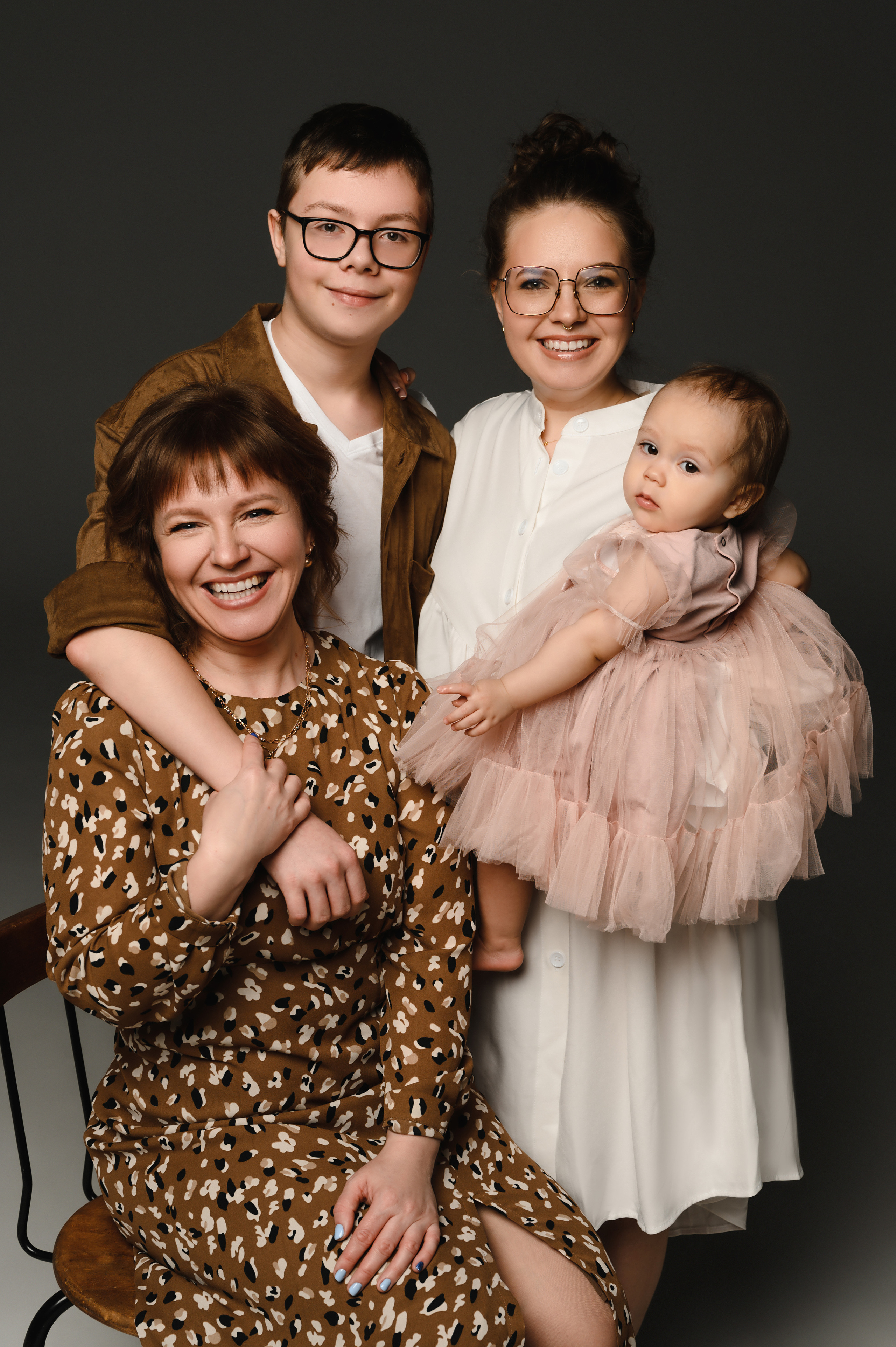 Анна с семьей. Профессиональный фотограф беременности в СПБ. Стильные фотосессии беременности в стиле минимализм и классическая фотография