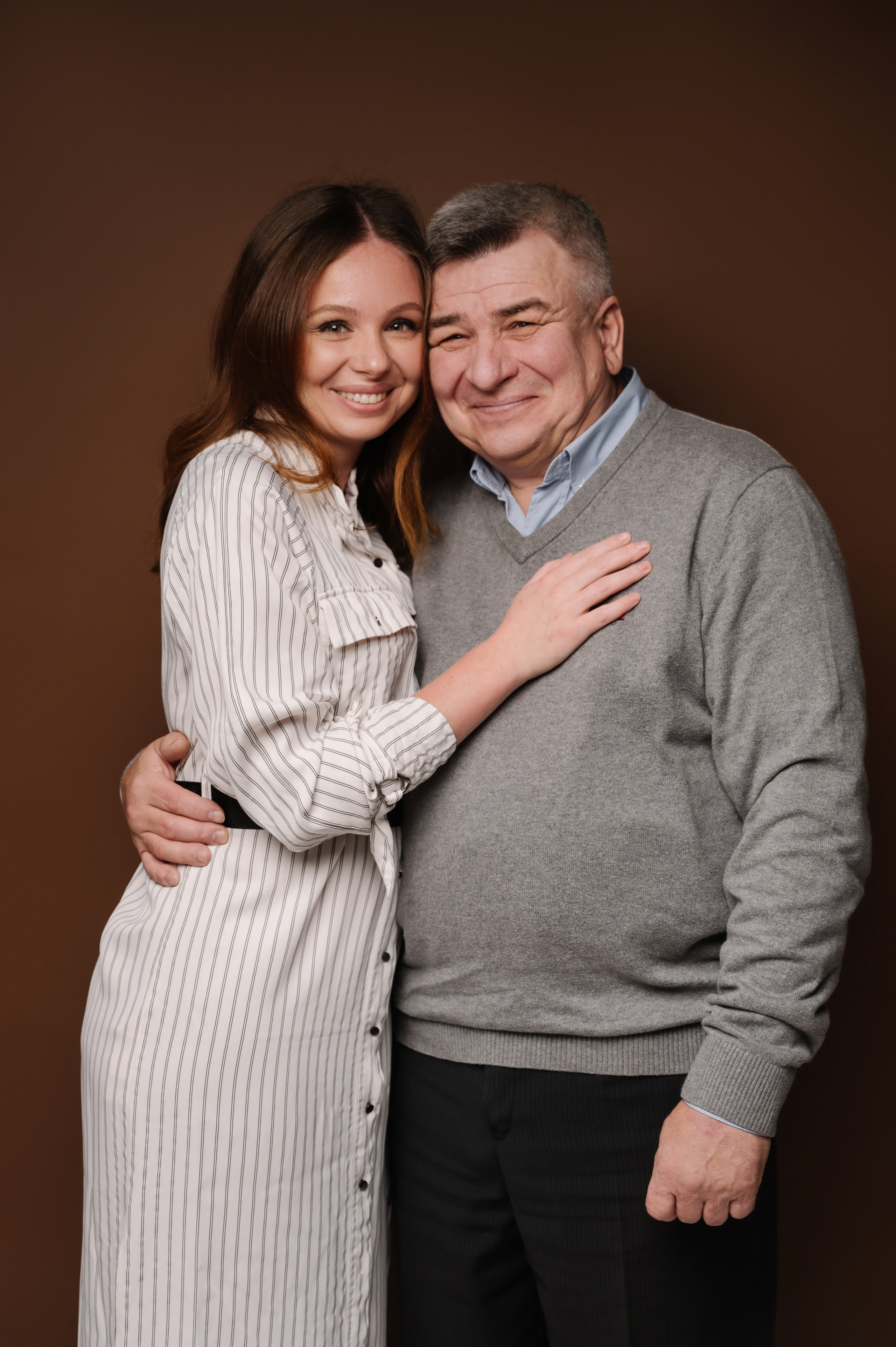 Мария с семьей. Профессиональный фотограф беременности в СПБ. Стильные фотосессии беременности в стиле минимализм и классическая фотография