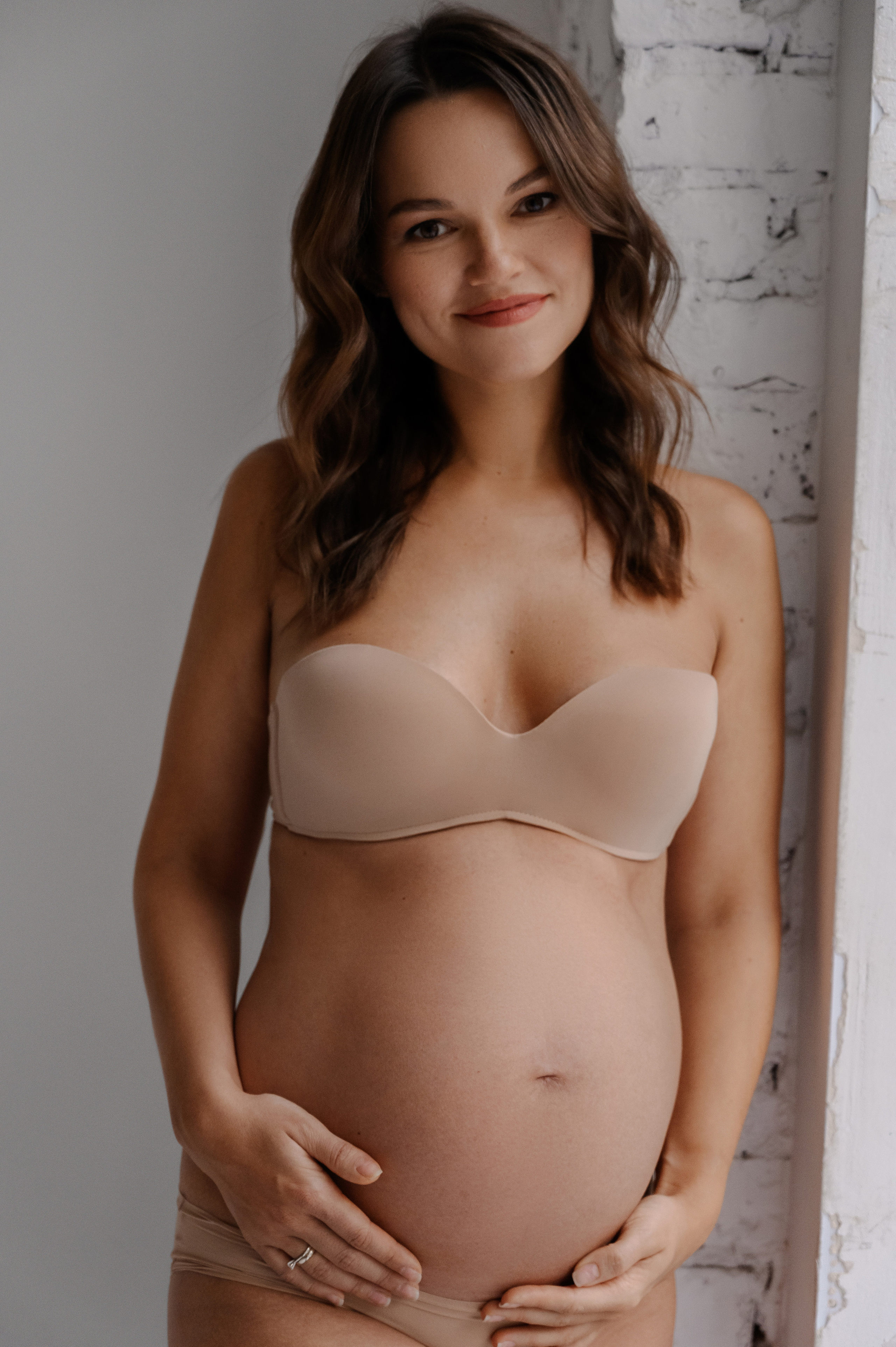 Юлия. Профессиональный фотограф беременности в СПБ. Стильные фотосессии беременности в стиле минимализм и классическая фотография