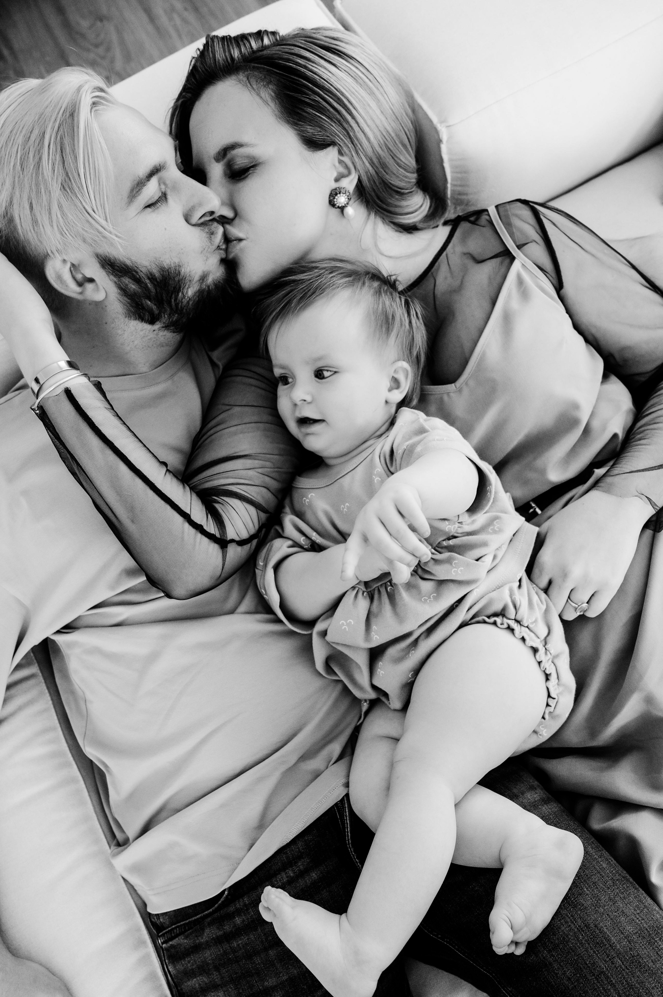 Наташа с семьей. Профессиональный фотограф беременности в СПБ. Стильные фотосессии беременности в стиле минимализм и классическая фотография