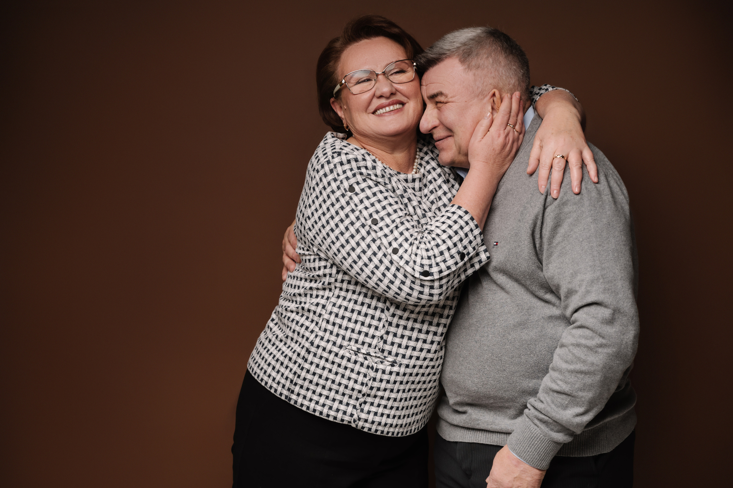 Мария с семьей. Профессиональный фотограф беременности в СПБ. Стильные фотосессии беременности в стиле минимализм и классическая фотография