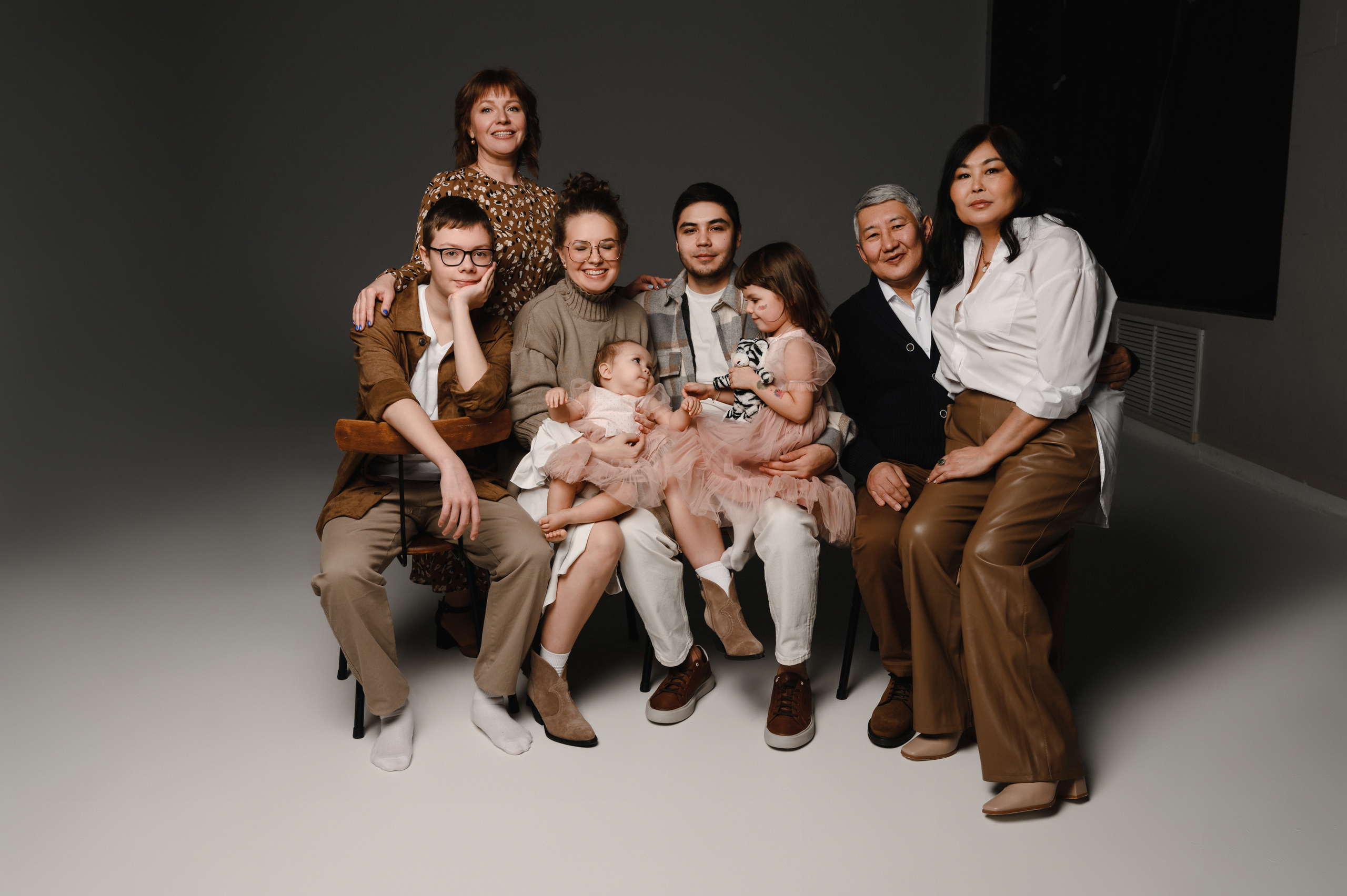 Анна с семьей. Профессиональный фотограф беременности в СПБ. Стильные фотосессии беременности в стиле минимализм и классическая фотография