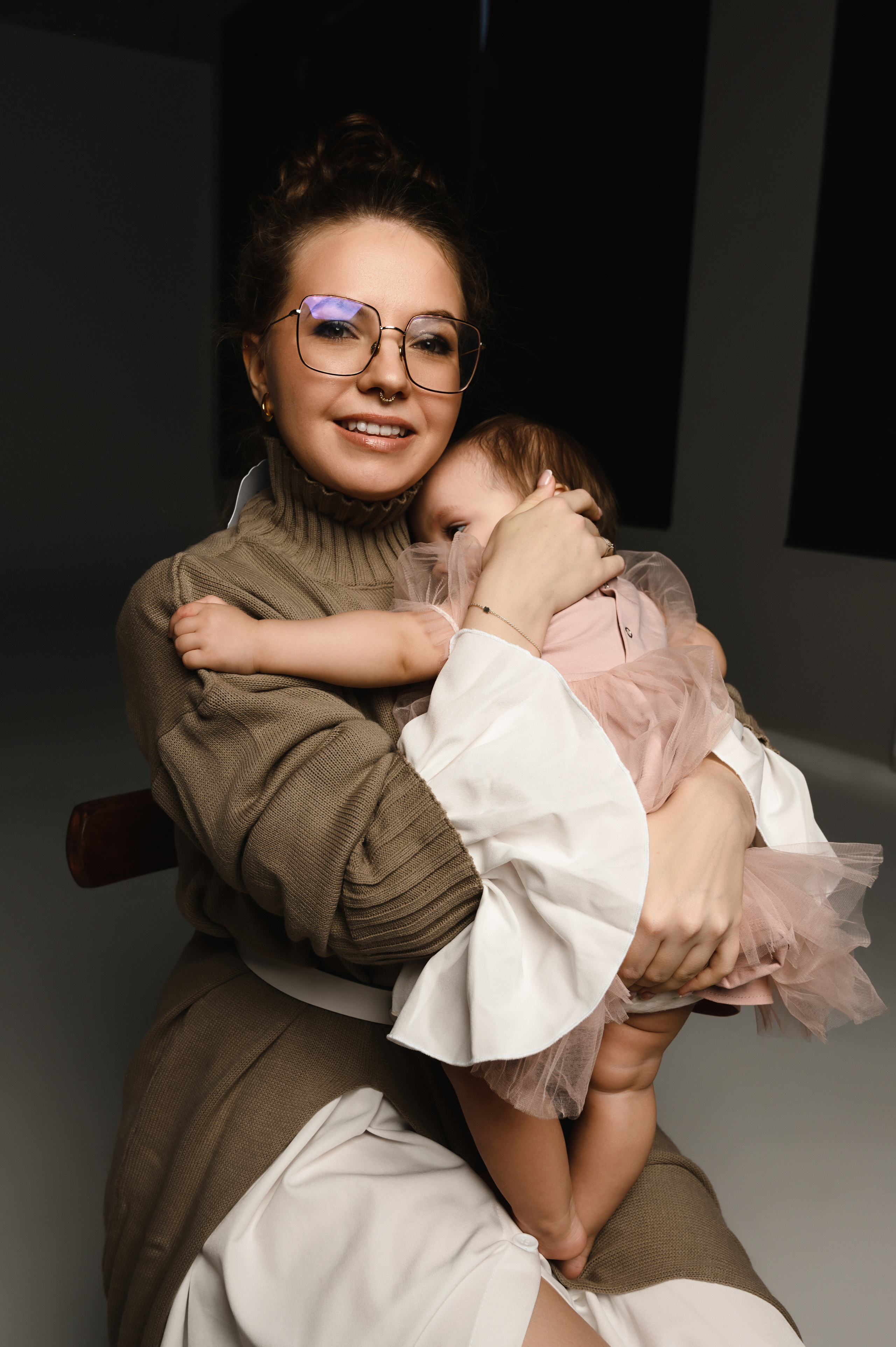 Анна с семьей. Профессиональный фотограф беременности в СПБ. Стильные фотосессии беременности в стиле минимализм и классическая фотография