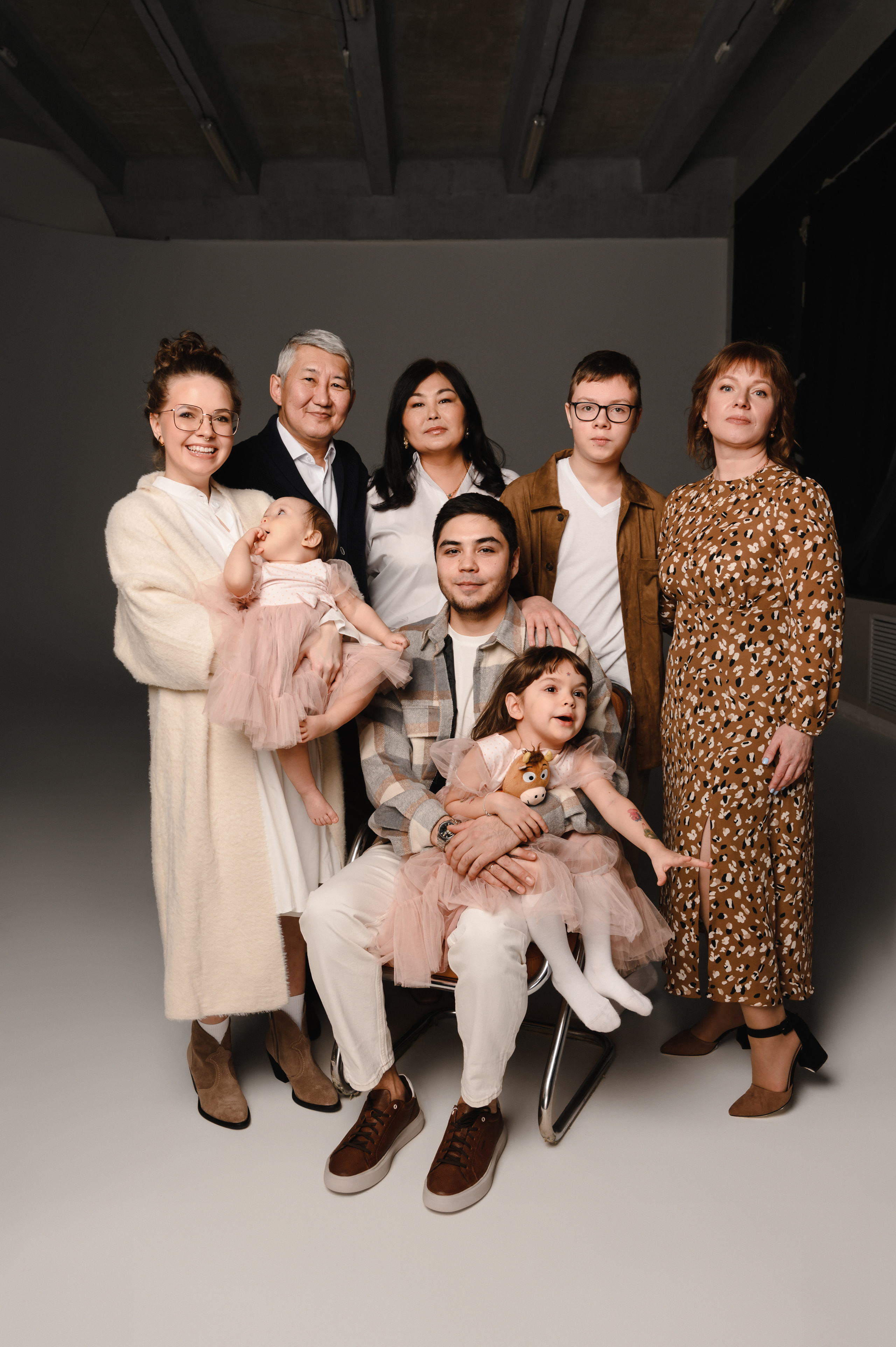 Анна с семьей. Профессиональный фотограф беременности в СПБ. Стильные фотосессии беременности в стиле минимализм и классическая фотография