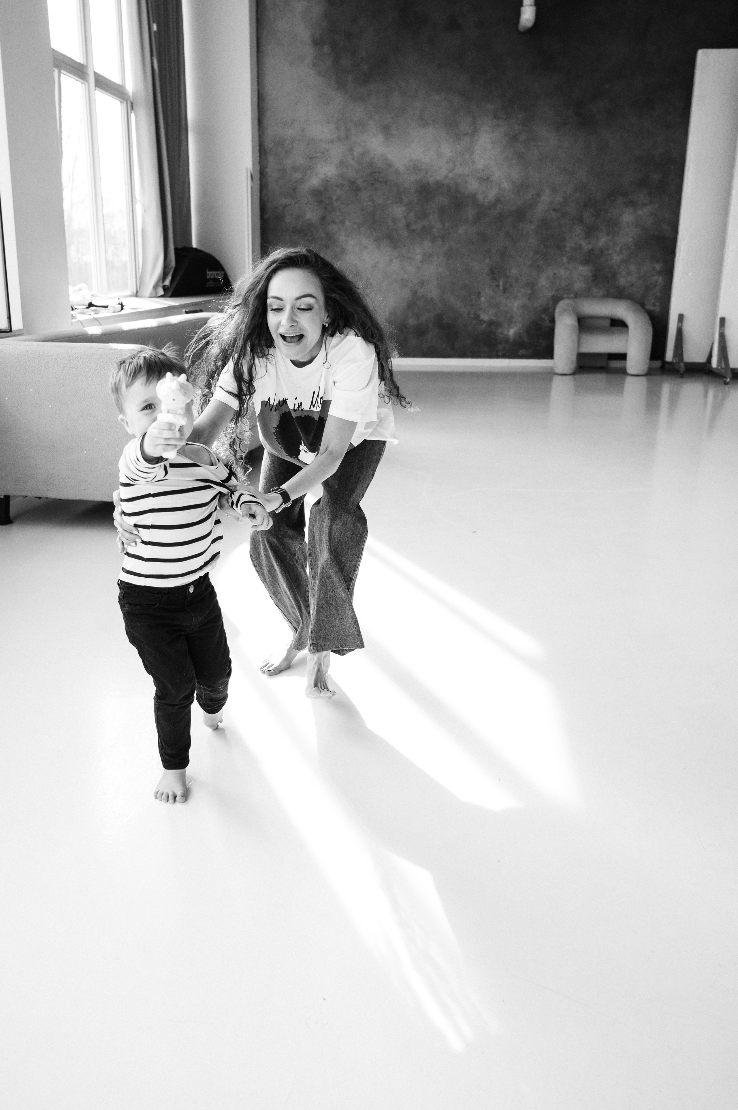 Семейная фотосессия в Санкт-Петербурге от Маргариты Ивановой — душевные кадры с детьми и родителями, помощь в подборе образов, стилист, виза. Профессиональный фотограф беременности в СПБ. Стильные фотосессии беременности в стиле минимализм и классическая фотография