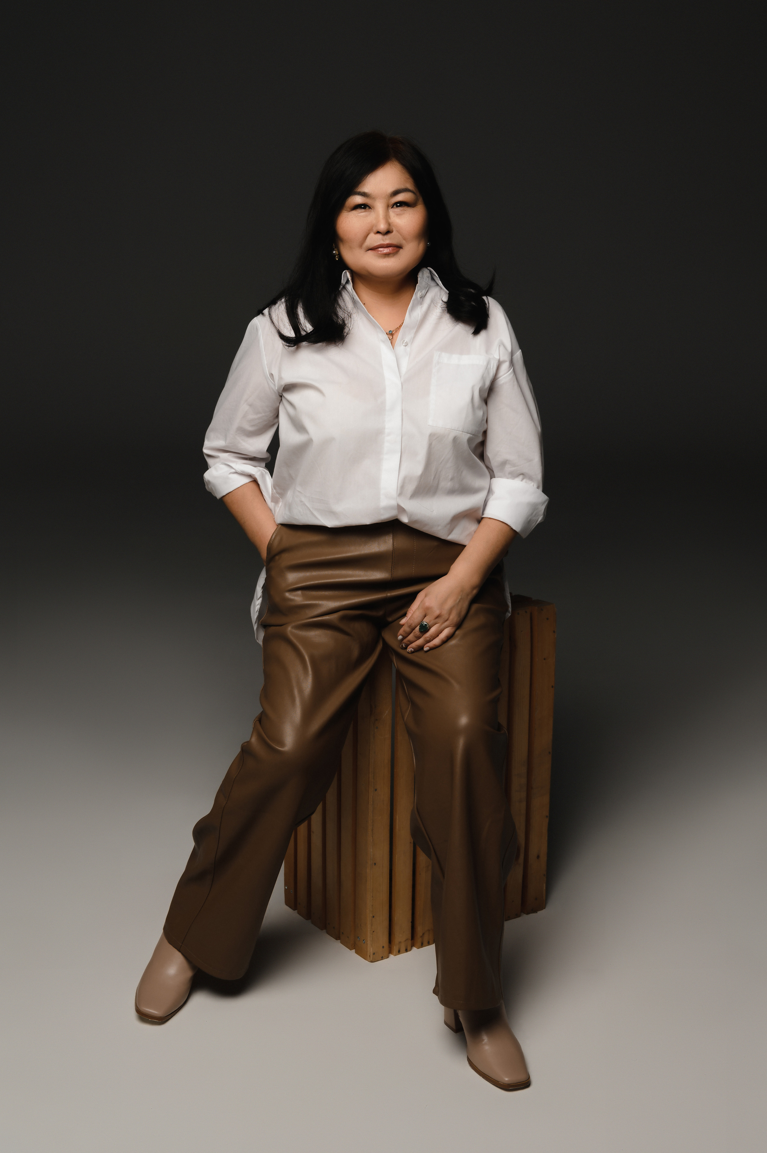 Анна с семьей. Профессиональный фотограф беременности в СПБ. Стильные фотосессии беременности в стиле минимализм и классическая фотография