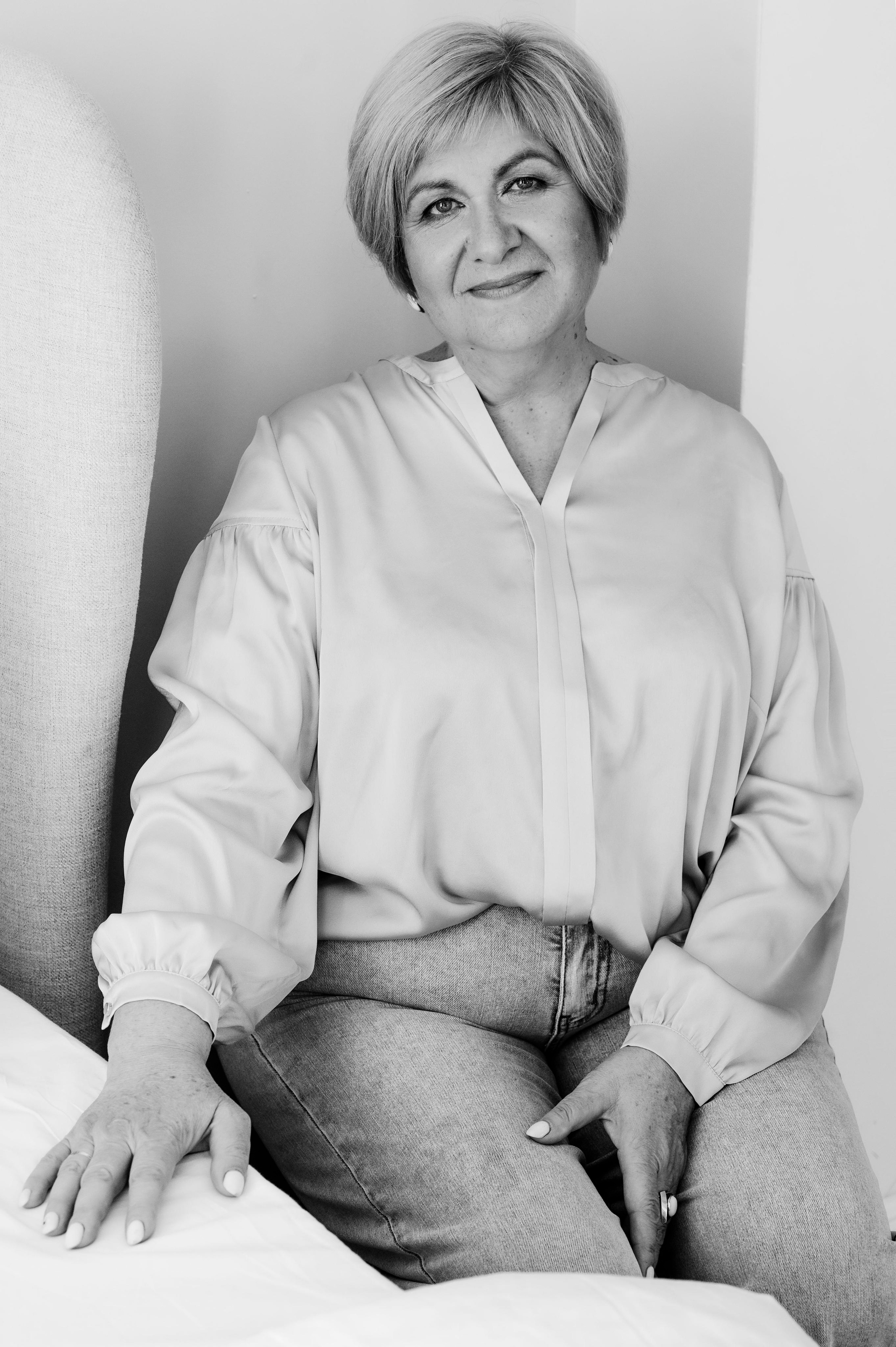 Наташа с семьей. Профессиональный фотограф беременности в СПБ. Стильные фотосессии беременности в стиле минимализм и классическая фотография