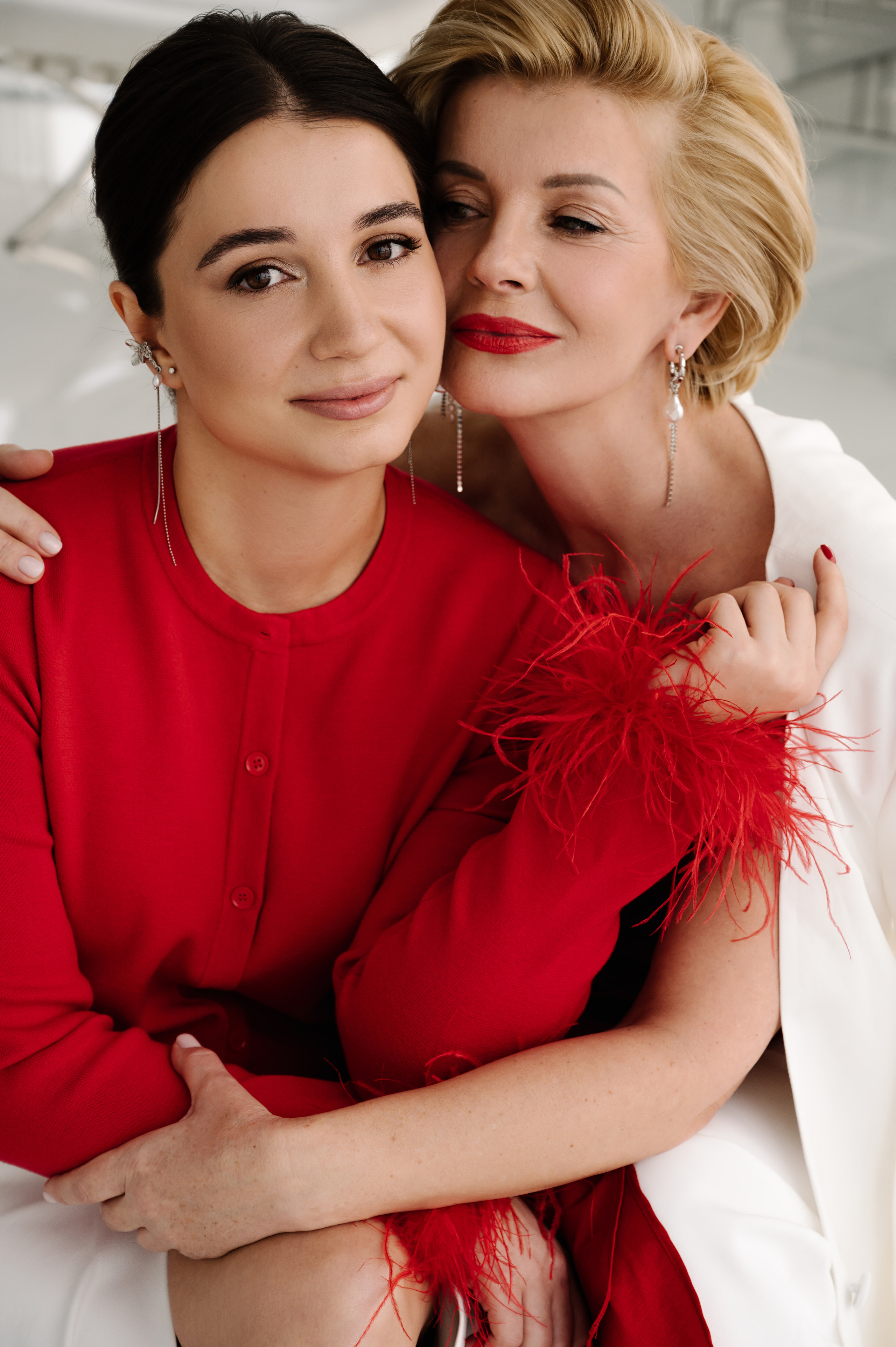 Алина с мамой. Профессиональный фотограф беременности в СПБ. Стильные фотосессии беременности в стиле минимализм и классическая фотография