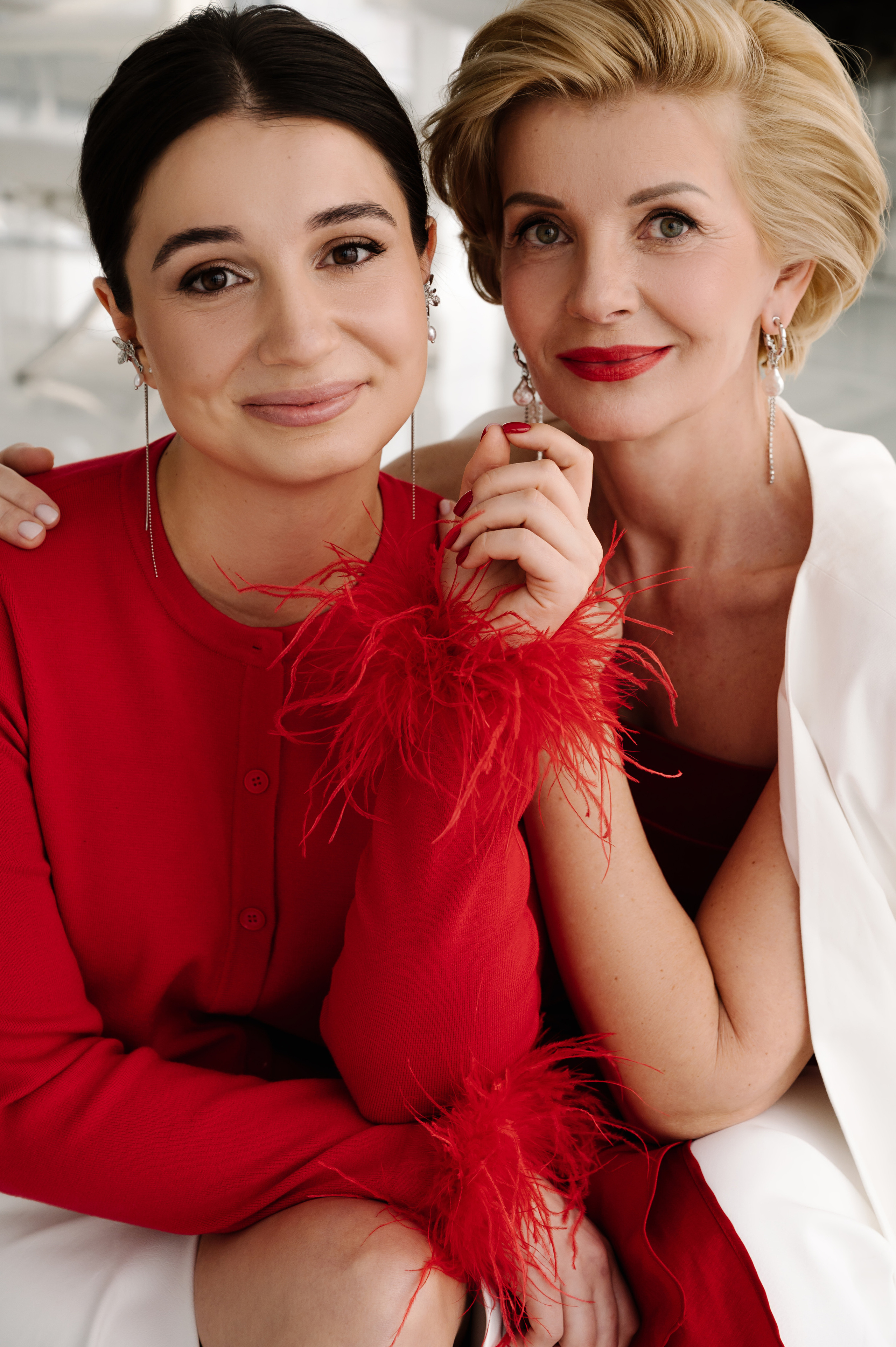 Алина с мамой. Профессиональный фотограф беременности в СПБ. Стильные фотосессии беременности в стиле минимализм и классическая фотография