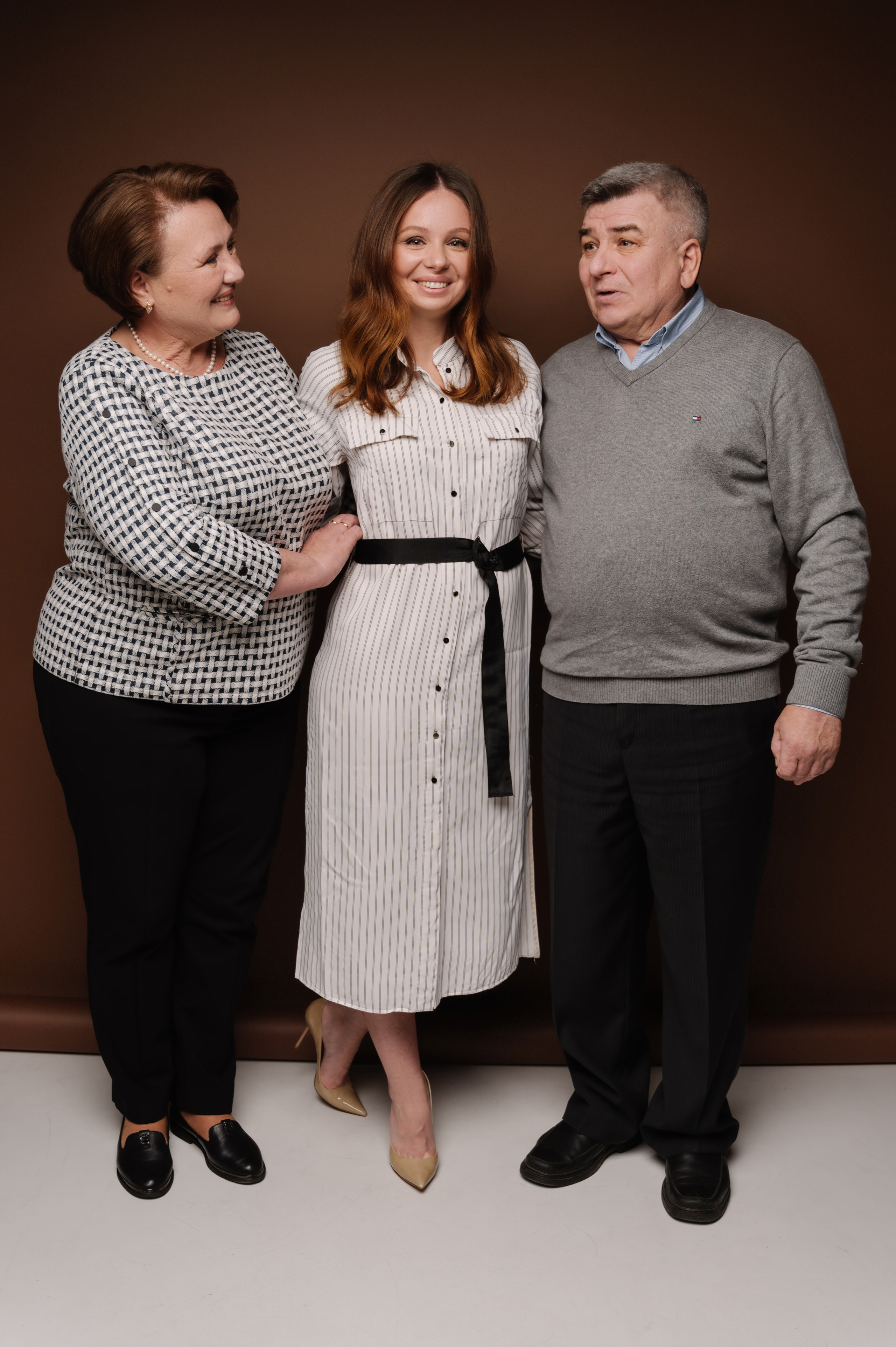 Мария с семьей. Профессиональный фотограф беременности в СПБ. Стильные фотосессии беременности в стиле минимализм и классическая фотография