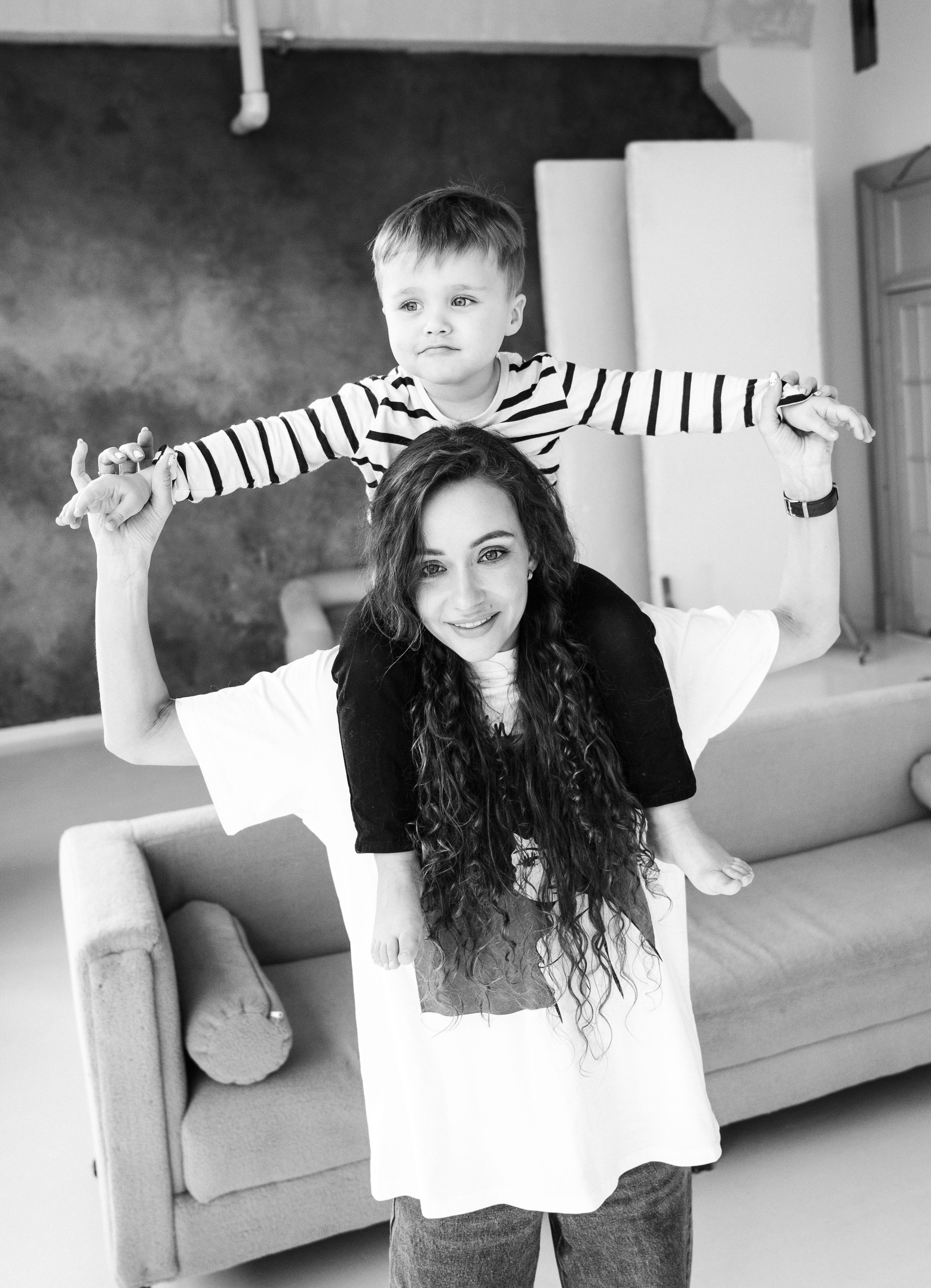 Семейная фотосессия в Санкт-Петербурге от Маргариты Ивановой — душевные кадры с детьми и родителями, помощь в подборе образов, стилист, виза. Профессиональный фотограф беременности в СПБ. Стильные фотосессии беременности в стиле минимализм и классическая фотография