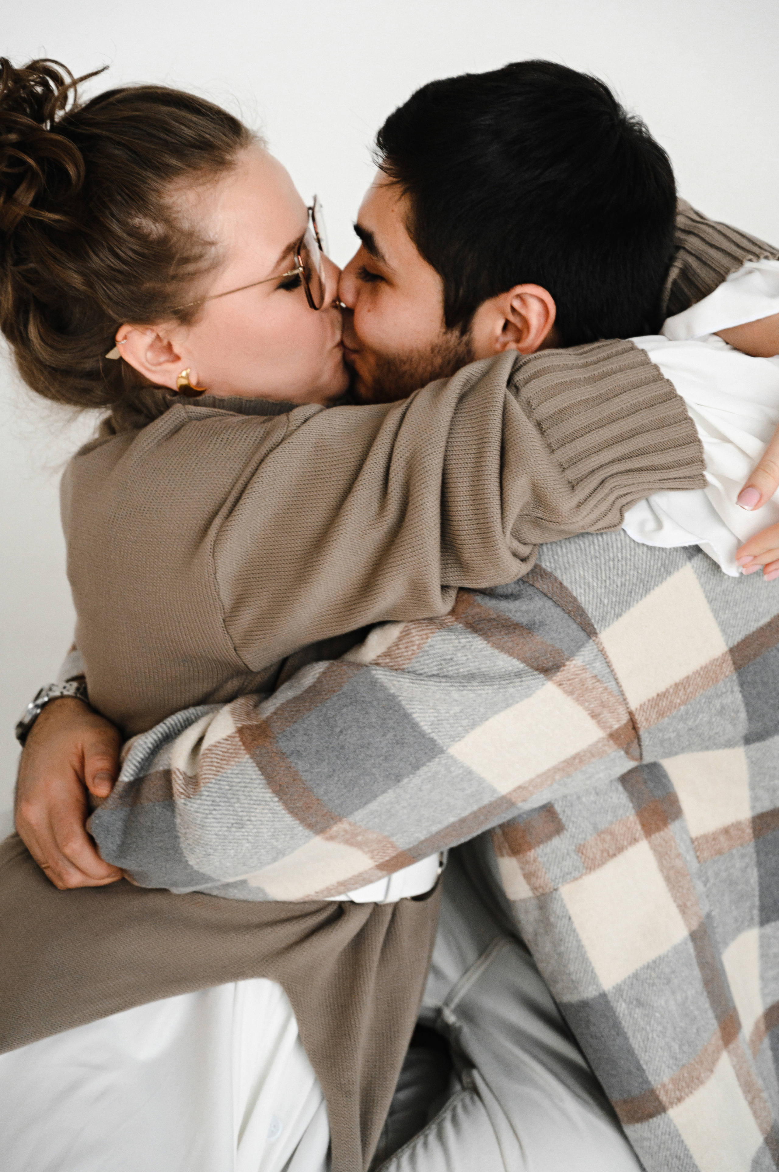 Анна с семьей. Профессиональный фотограф беременности в СПБ. Стильные фотосессии беременности в стиле минимализм и классическая фотография