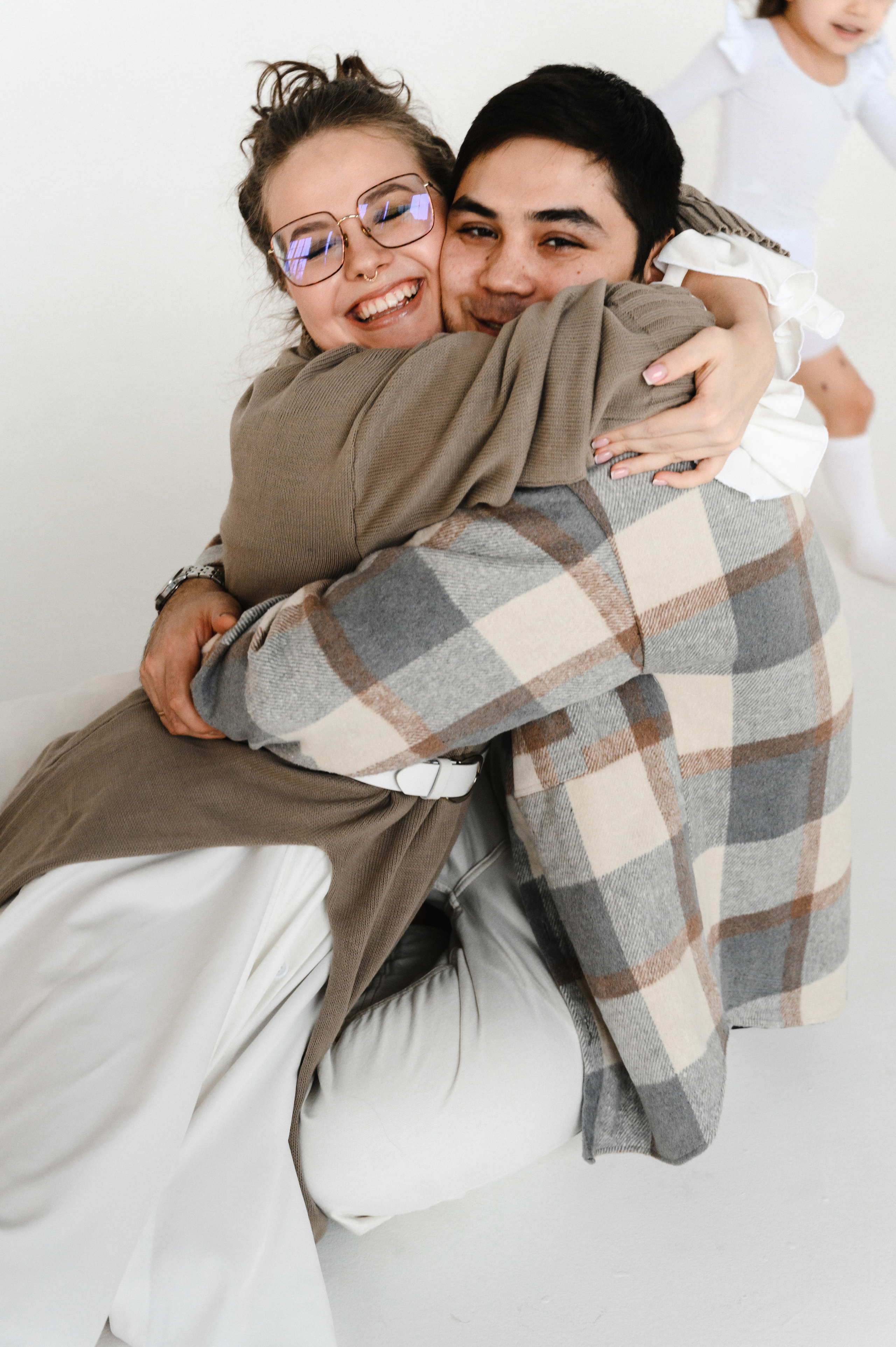 Анна с семьей. Профессиональный фотограф беременности в СПБ. Стильные фотосессии беременности в стиле минимализм и классическая фотография