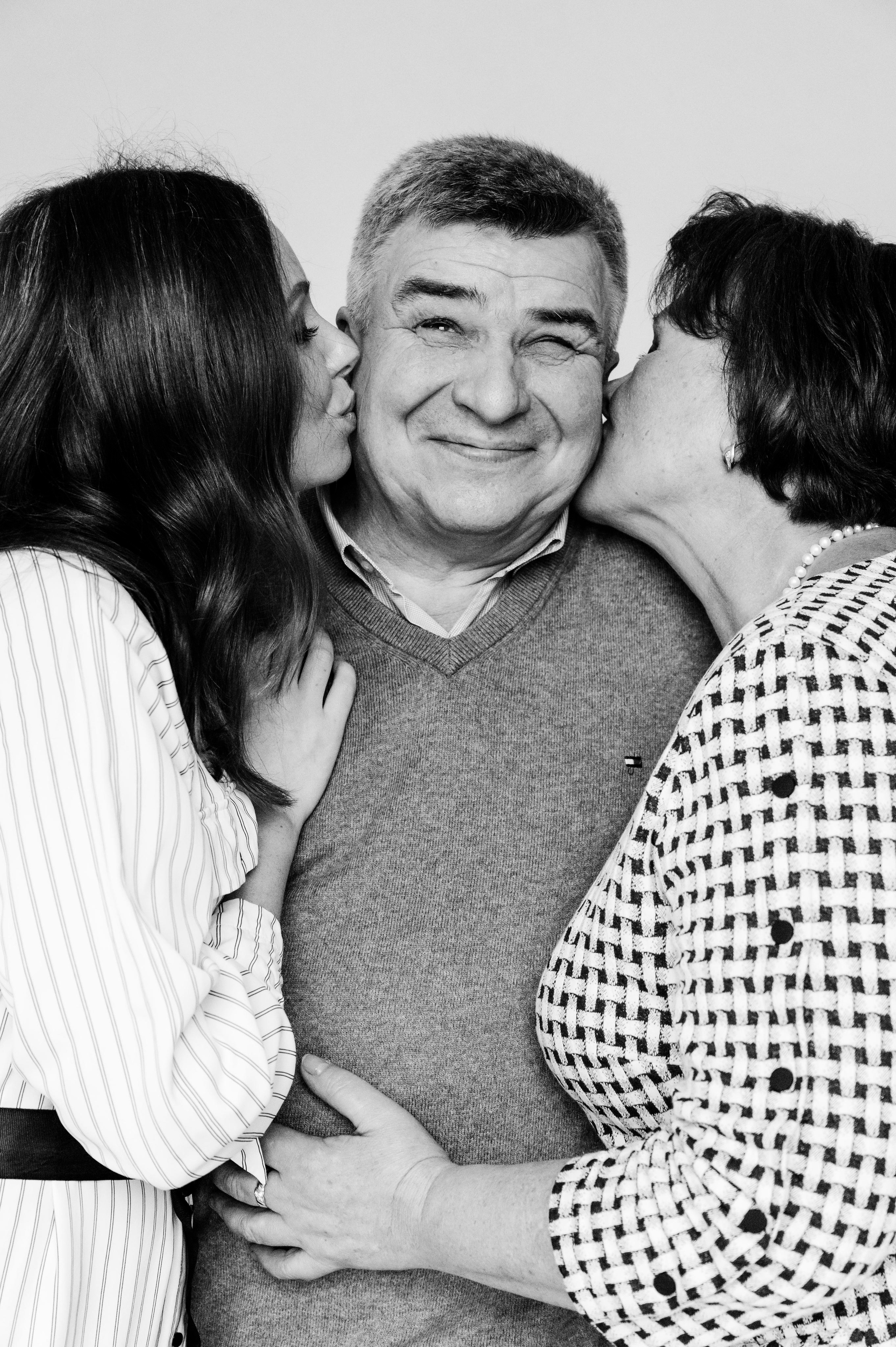 Мария с семьей. Профессиональный фотограф беременности в СПБ. Стильные фотосессии беременности в стиле минимализм и классическая фотография