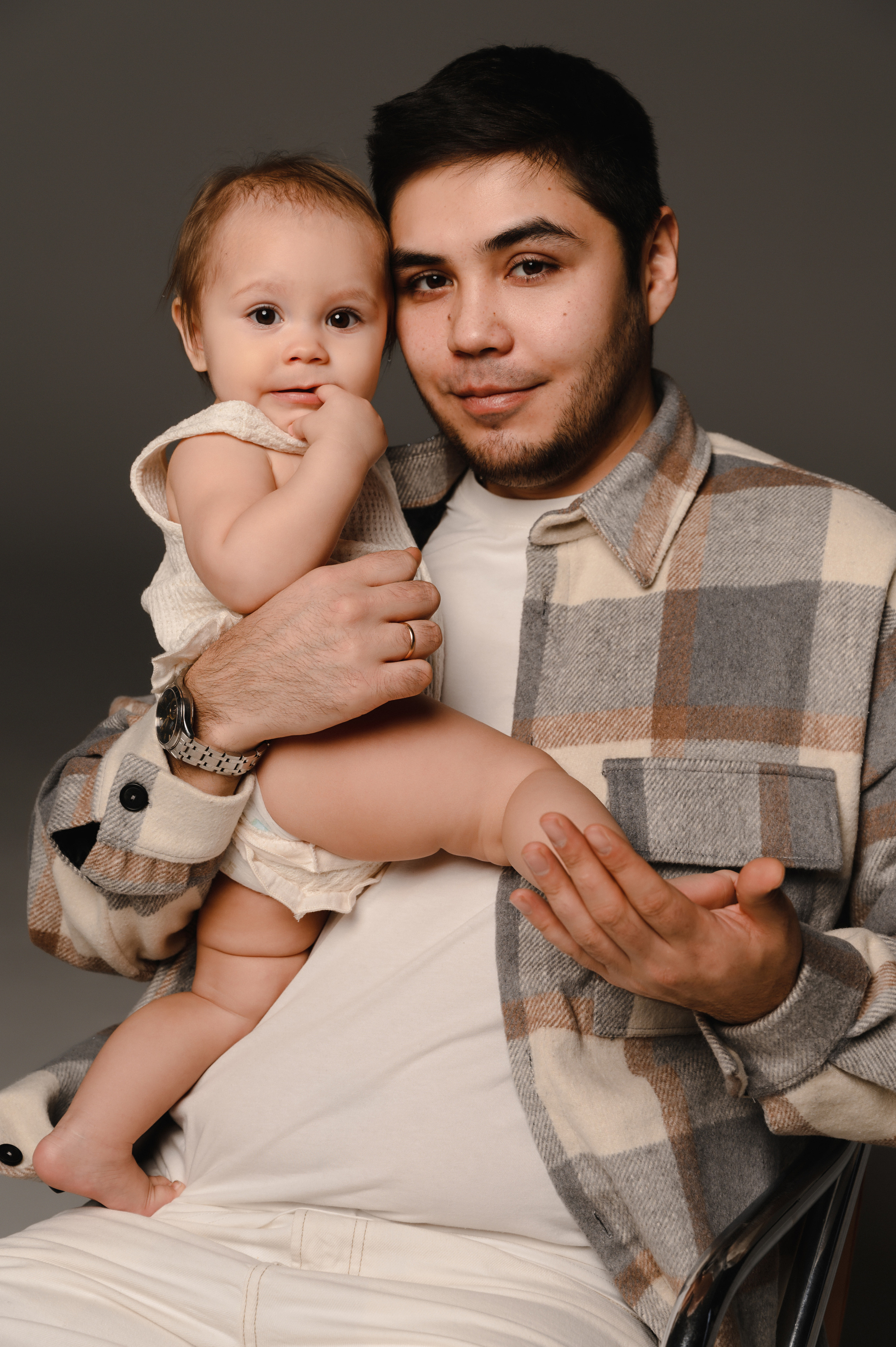 Анна с семьей. Профессиональный фотограф беременности в СПБ. Стильные фотосессии беременности в стиле минимализм и классическая фотография