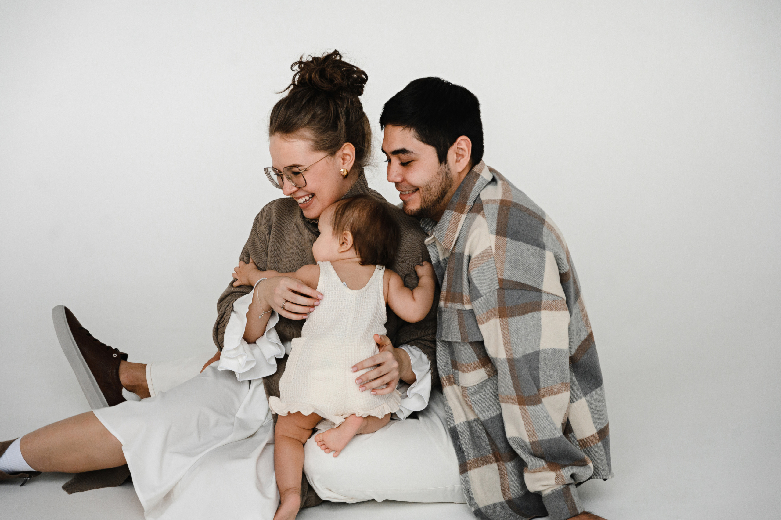 Анна с семьей. Профессиональный фотограф беременности в СПБ. Стильные фотосессии беременности в стиле минимализм и классическая фотография