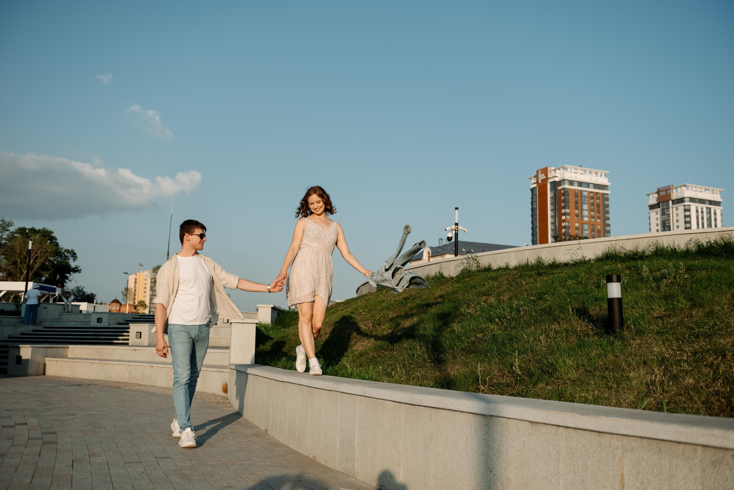 Фото прогулка с парнем по городу