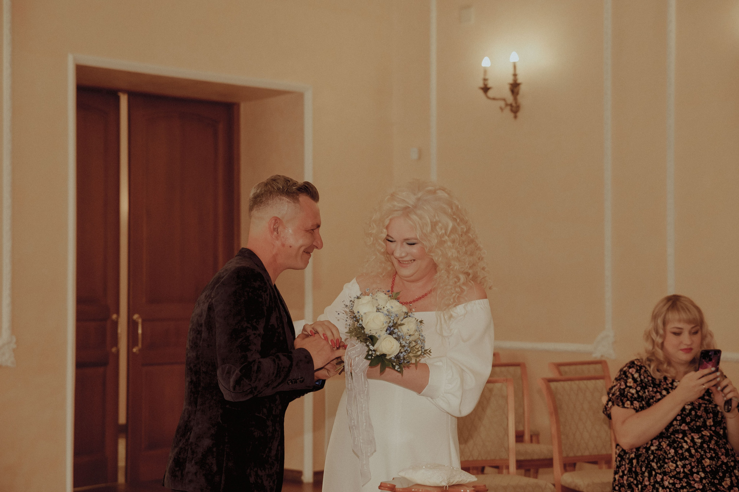 Свадебная фотосессия в стиле 90х для Кристины и Валеры (ЗАГС, фотосет у гаражей). Женский фотограф в Череповце Даша Акулич