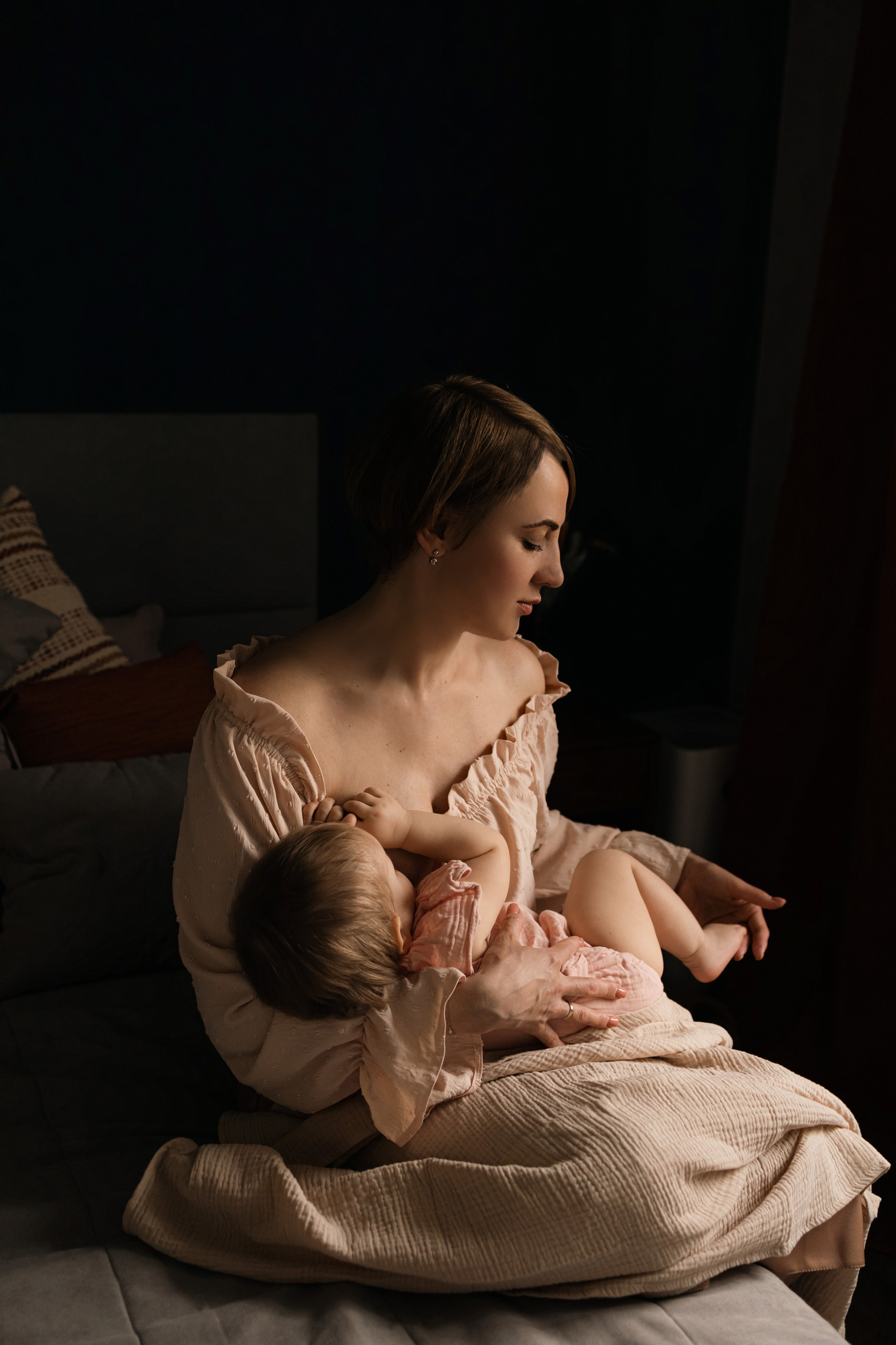 младенец на руках у мамы в красивом естественном свете